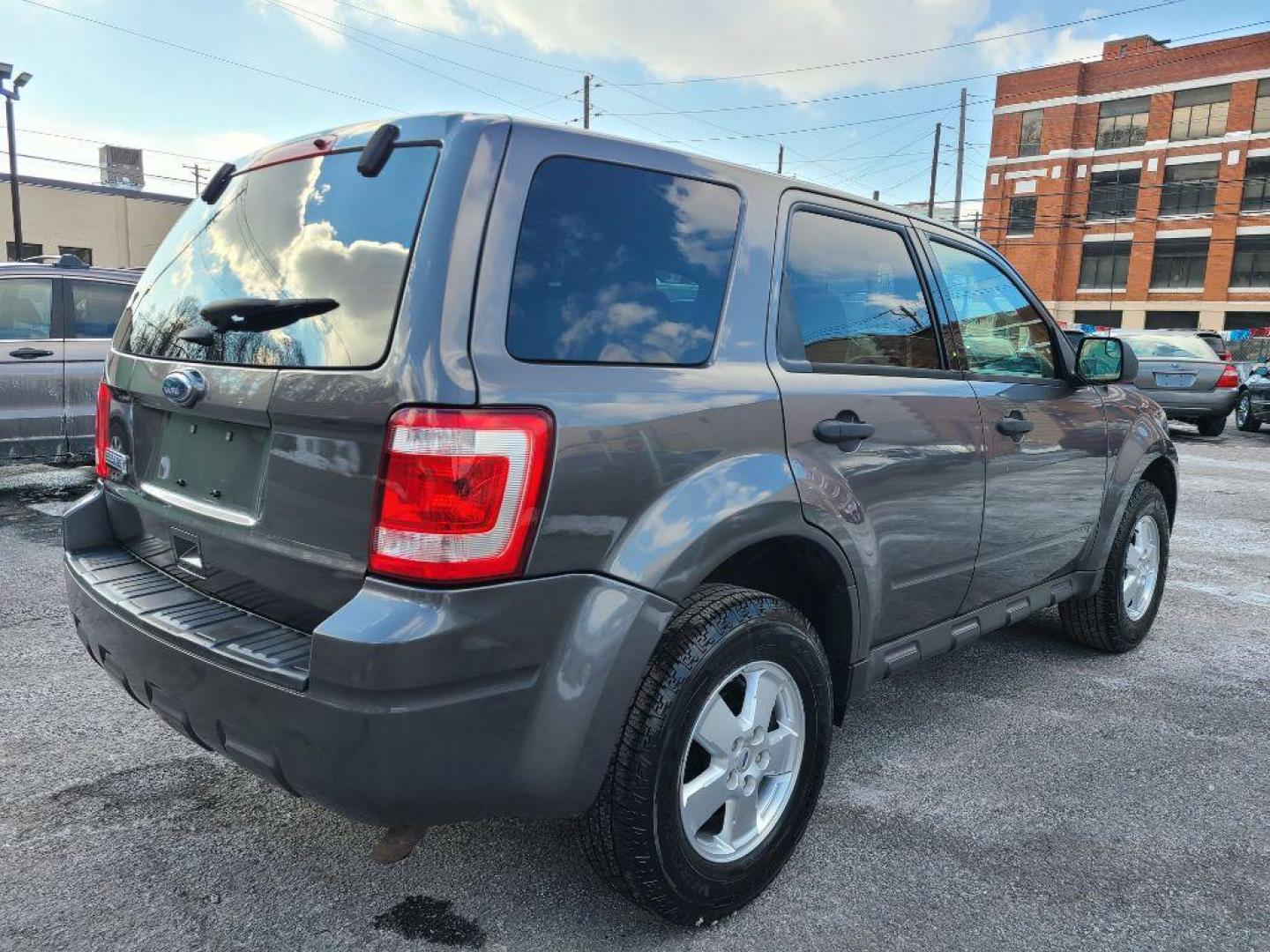 2011 GRAY FORD ESCAPE XLS (1FMCU9C78BK) with an 2.5L engine, Automatic transmission, located at 7981 Paxton Street, Harrisburg, PA, 17111, (717) 561-2926, 40.261490, -76.749229 - WE FINANCE!!! Good Credit/ Bad Credit/ No Credit - ALL Trade-Ins Welcomed!!! ***Guaranteed Credit Approval*** APPLY ONLINE or CALL us TODAY ;) Internet Prices and Marketplace Prices are SPECIAL discounted ***CASH DEALS*** Retail Prices are higher. Please call us to discuss your cash and finan - Photo#4