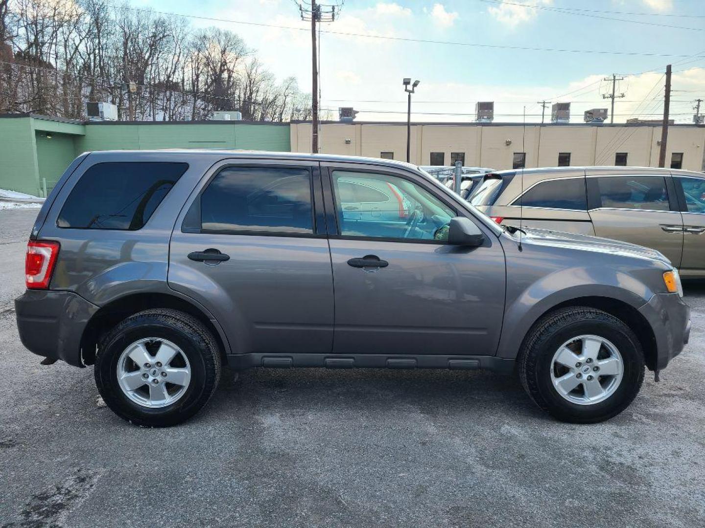 2011 GRAY FORD ESCAPE XLS (1FMCU9C78BK) with an 2.5L engine, Automatic transmission, located at 7981 Paxton Street, Harrisburg, PA, 17111, (717) 561-2926, 40.261490, -76.749229 - WE FINANCE!!! Good Credit/ Bad Credit/ No Credit - ALL Trade-Ins Welcomed!!! ***Guaranteed Credit Approval*** APPLY ONLINE or CALL us TODAY ;) Internet Prices and Marketplace Prices are SPECIAL discounted ***CASH DEALS*** Retail Prices are higher. Please call us to discuss your cash and finan - Photo#5
