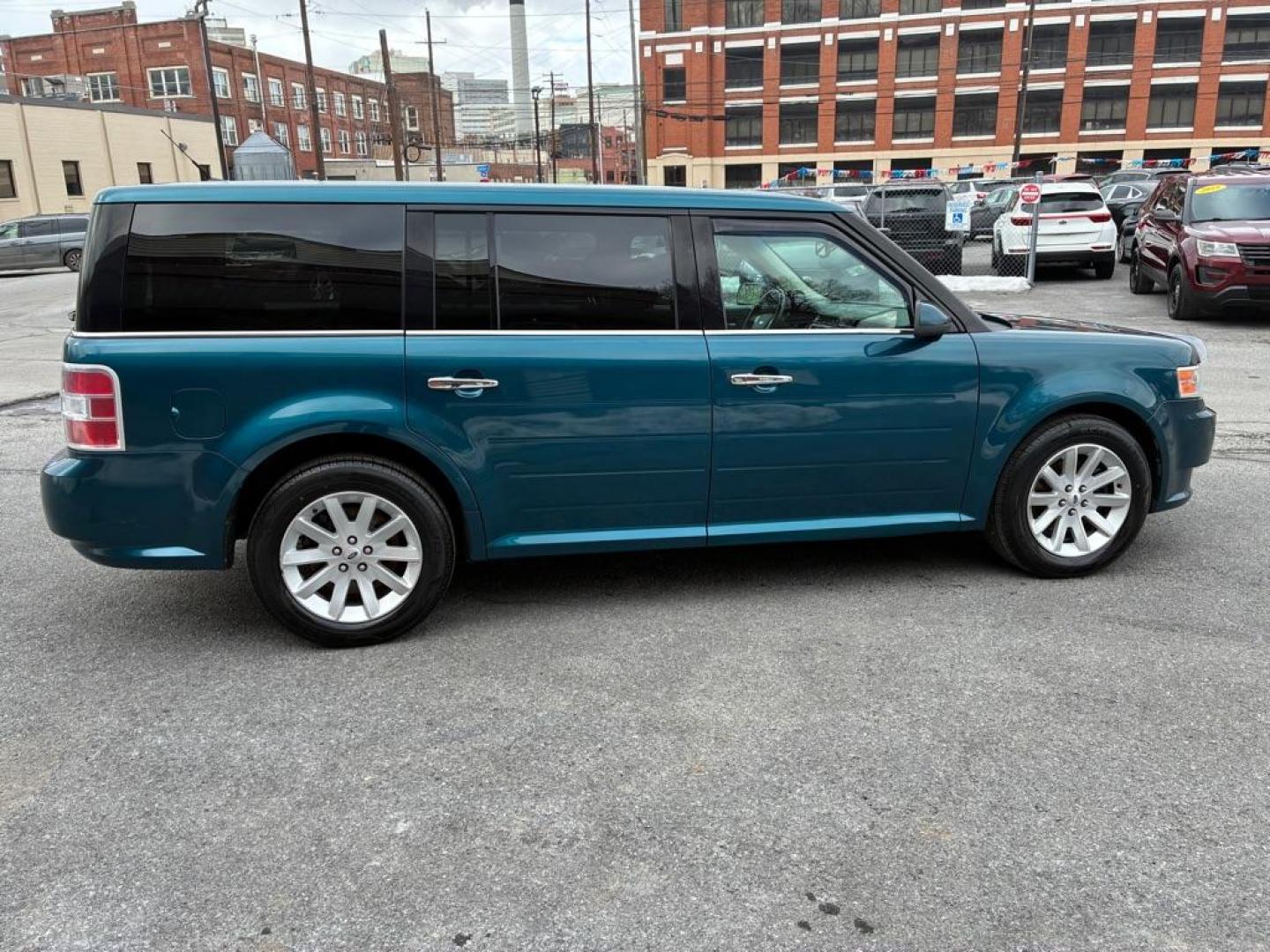 2011 BLUE FORD FLEX SEL (2FMHK6CC4BB) with an 3.5L engine, Automatic transmission, located at 117 North Cameron Street, Harrisburg, PA, 17101, (717) 963-8962, 40.266762, -76.875259 - WE FINANCE!!! Good Credit/ Challenged Credit/ No Credit - ALL Trade-Ins Welcomed!!! APPLY ONLINE or CALL us TODAY ;) Please call us to discuss your cash and/or financing options. - Photo#6