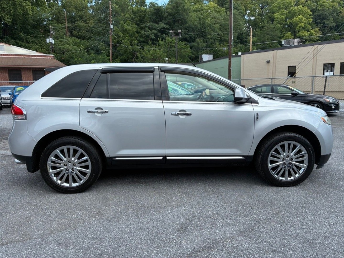 2011 SILVER LINCOLN MKX (2LMDJ8JK4BB) with an 3.7L engine, Automatic transmission, located at 117 North Cameron Street, Harrisburg, PA, 17101, (717) 963-8962, 40.266762, -76.875259 - WE FINANCE!!! MOST vehicles are available for financing. Good Credit/ Challenged Credit/ No Credit - ALL Trade-Ins Welcomed!!! APPLY ONLINE or CALL us TODAY Please call us to discuss your cash and/or financing options. Thanks for checking our inventory! We're here to help.- Photo#5