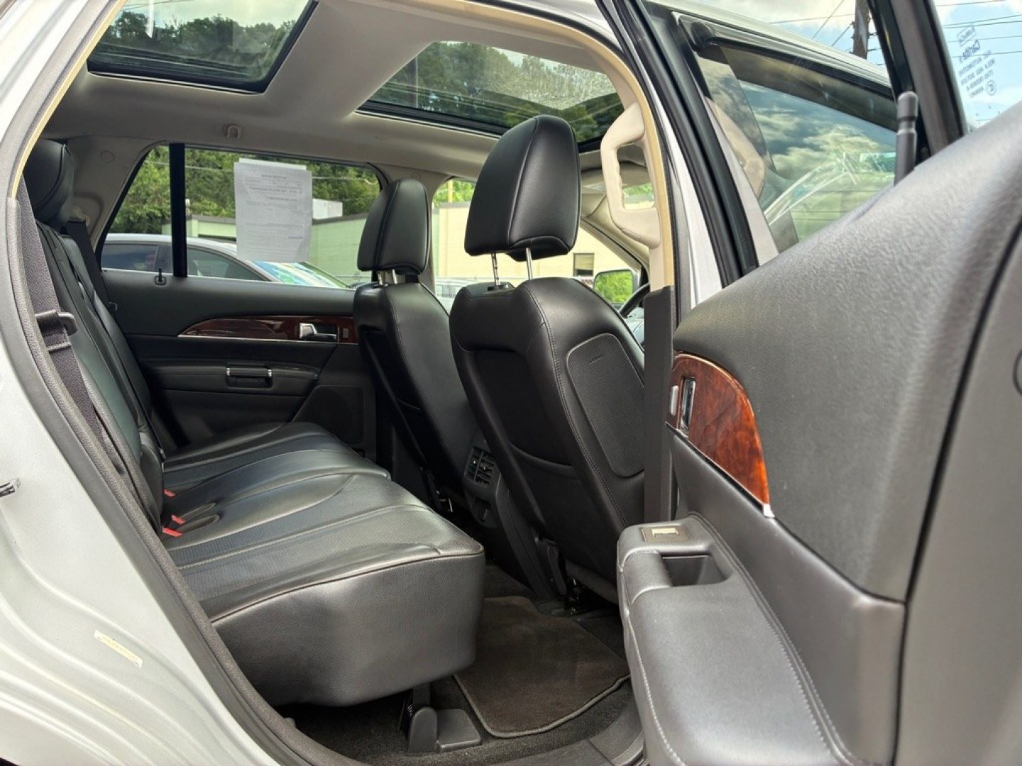 2011 SILVER LINCOLN MKX (2LMDJ8JK4BB) with an 3.7L engine, Automatic transmission, located at 117 North Cameron Street, Harrisburg, PA, 17101, (717) 963-8962, 40.266762, -76.875259 - WE FINANCE!!! MOST vehicles are available for financing. Good Credit/ Challenged Credit/ No Credit - ALL Trade-Ins Welcomed!!! APPLY ONLINE or CALL us TODAY Please call us to discuss your cash and/or financing options. Thanks for checking our inventory! We're here to help.- Photo#9