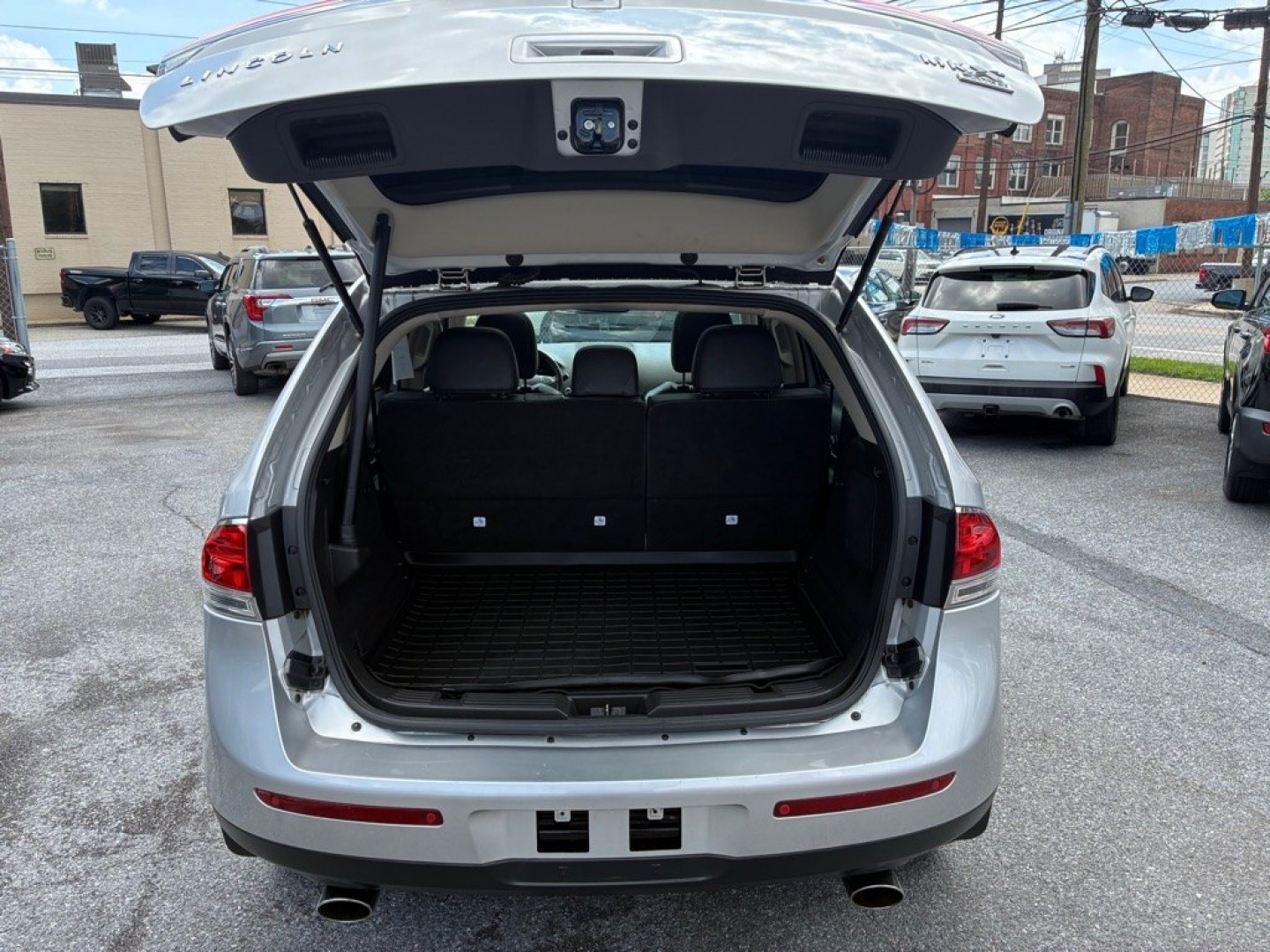 2011 SILVER LINCOLN MKX (2LMDJ8JK4BB) with an 3.7L engine, Automatic transmission, located at 117 North Cameron Street, Harrisburg, PA, 17101, (717) 963-8962, 40.266762, -76.875259 - WE FINANCE!!! MOST vehicles are available for financing. Good Credit/ Challenged Credit/ No Credit - ALL Trade-Ins Welcomed!!! APPLY ONLINE or CALL us TODAY Please call us to discuss your cash and/or financing options. Thanks for checking our inventory! We're here to help.- Photo#10