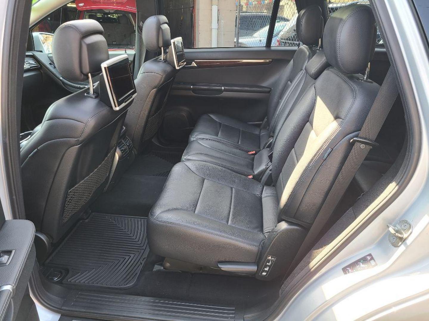 2011 SILVER MERCEDES-BENZ R-CLASS R350 4MATIC (4JGCB6FEXBA) with an 3.5L engine, Automatic transmission, located at 117 North Cameron Street, Harrisburg, PA, 17101, (717) 963-8962, 40.266762, -76.875259 - WE FINANCE!!! Good Credit/ Bad Credit/ No Credit - ALL Trade-Ins Welcomed!!! ***Guaranteed Credit Approval*** APPLY ONLINE or CALL us TODAY ;) Internet Prices and Marketplace Prices are SPECIAL discounted ***CASH DEALS*** Retail Prices are higher. Please call us to discuss your cash and finan - Photo#9