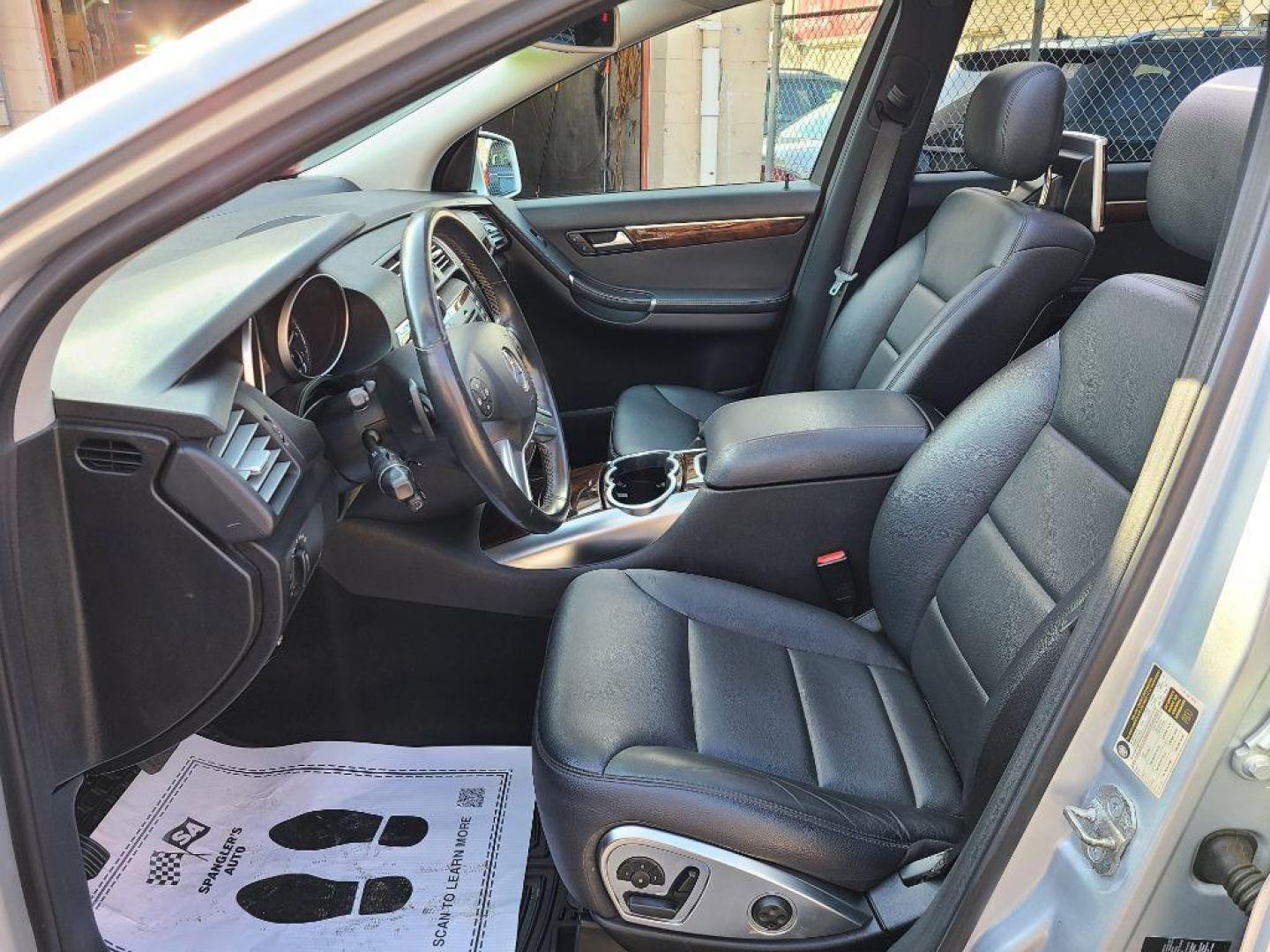 2011 SILVER MERCEDES-BENZ R-CLASS R350 4MATIC (4JGCB6FEXBA) with an 3.5L engine, Automatic transmission, located at 117 North Cameron Street, Harrisburg, PA, 17101, (717) 963-8962, 40.266762, -76.875259 - WE FINANCE!!! Good Credit/ Bad Credit/ No Credit - ALL Trade-Ins Welcomed!!! ***Guaranteed Credit Approval*** APPLY ONLINE or CALL us TODAY ;) Internet Prices and Marketplace Prices are SPECIAL discounted ***CASH DEALS*** Retail Prices are higher. Please call us to discuss your cash and finan - Photo#10