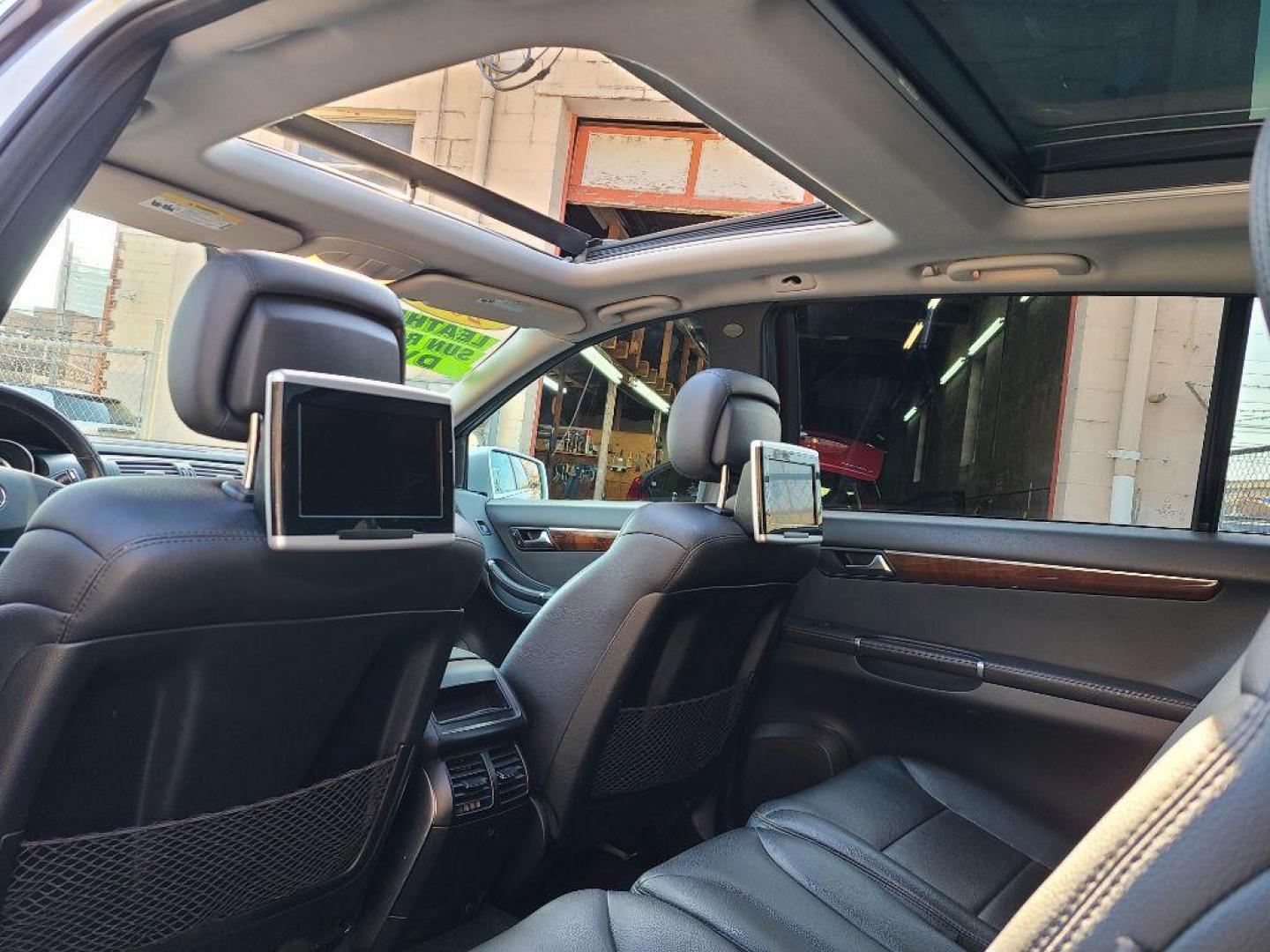 2011 SILVER MERCEDES-BENZ R-CLASS R350 4MATIC (4JGCB6FEXBA) with an 3.5L engine, Automatic transmission, located at 117 North Cameron Street, Harrisburg, PA, 17101, (717) 963-8962, 40.266762, -76.875259 - WE FINANCE!!! Good Credit/ Bad Credit/ No Credit - ALL Trade-Ins Welcomed!!! ***Guaranteed Credit Approval*** APPLY ONLINE or CALL us TODAY ;) Internet Prices and Marketplace Prices are SPECIAL discounted ***CASH DEALS*** Retail Prices are higher. Please call us to discuss your cash and finan - Photo#12