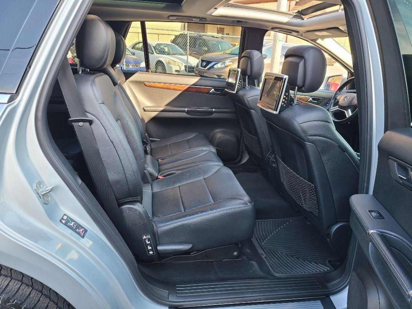 2011 SILVER MERCEDES-BENZ R-CLASS R350 4MATIC (4JGCB6FEXBA) with an 3.5L engine, Automatic transmission, located at 117 North Cameron Street, Harrisburg, PA, 17101, (717) 963-8962, 40.266762, -76.875259 - WE FINANCE!!! Good Credit/ Bad Credit/ No Credit - ALL Trade-Ins Welcomed!!! ***Guaranteed Credit Approval*** APPLY ONLINE or CALL us TODAY ;) Internet Prices and Marketplace Prices are SPECIAL discounted ***CASH DEALS*** Retail Prices are higher. Please call us to discuss your cash and finan - Photo#16