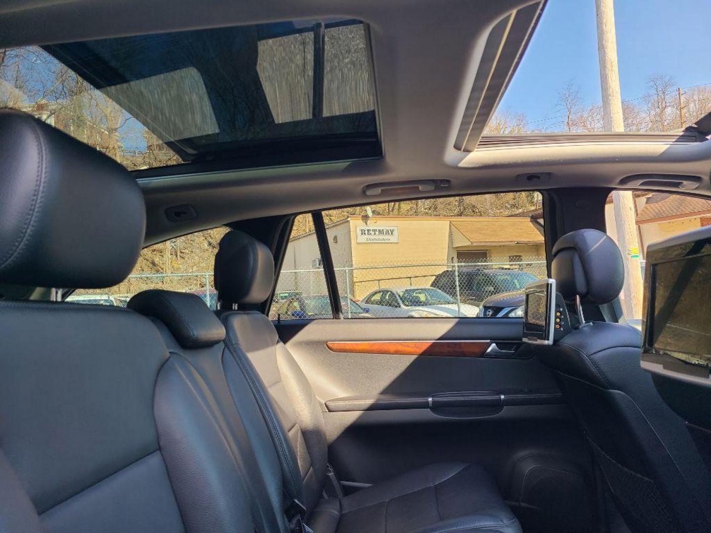 2011 SILVER MERCEDES-BENZ R-CLASS R350 4MATIC (4JGCB6FEXBA) with an 3.5L engine, Automatic transmission, located at 117 North Cameron Street, Harrisburg, PA, 17101, (717) 963-8962, 40.266762, -76.875259 - WE FINANCE!!! Good Credit/ Bad Credit/ No Credit - ALL Trade-Ins Welcomed!!! ***Guaranteed Credit Approval*** APPLY ONLINE or CALL us TODAY ;) Internet Prices and Marketplace Prices are SPECIAL discounted ***CASH DEALS*** Retail Prices are higher. Please call us to discuss your cash and finan - Photo#18