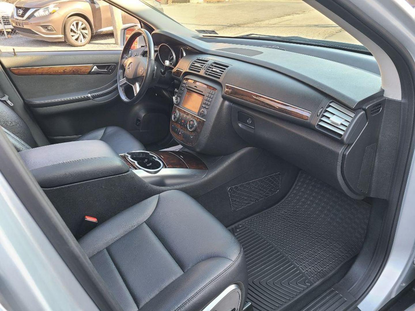 2011 SILVER MERCEDES-BENZ R-CLASS R350 4MATIC (4JGCB6FEXBA) with an 3.5L engine, Automatic transmission, located at 117 North Cameron Street, Harrisburg, PA, 17101, (717) 963-8962, 40.266762, -76.875259 - WE FINANCE!!! Good Credit/ Bad Credit/ No Credit - ALL Trade-Ins Welcomed!!! ***Guaranteed Credit Approval*** APPLY ONLINE or CALL us TODAY ;) Internet Prices and Marketplace Prices are SPECIAL discounted ***CASH DEALS*** Retail Prices are higher. Please call us to discuss your cash and finan - Photo#19