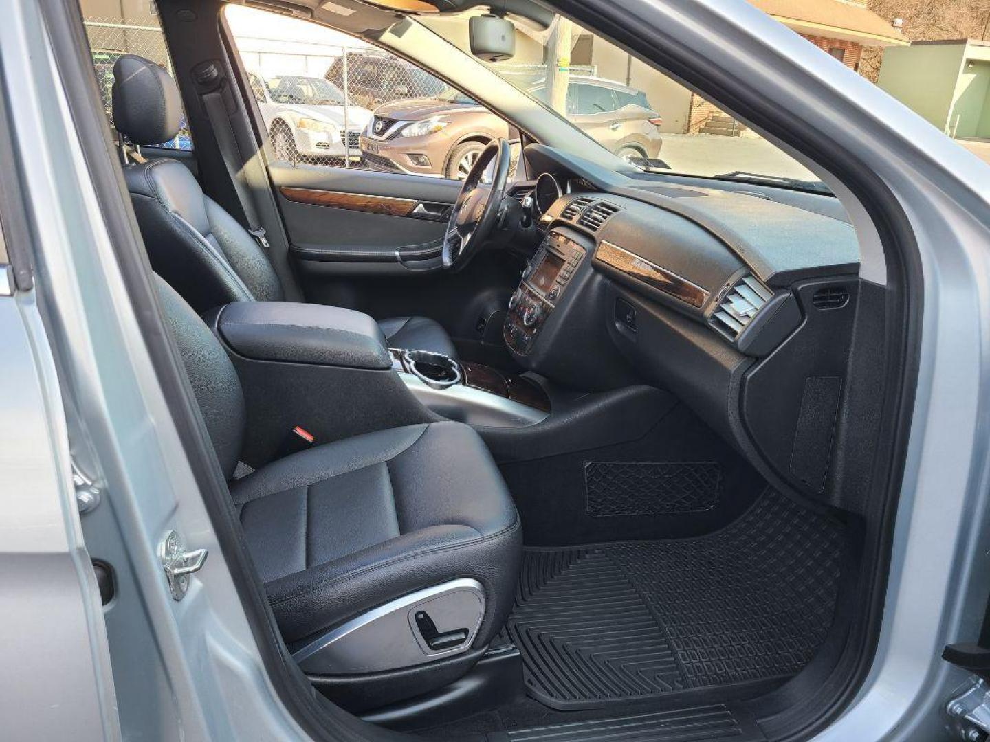 2011 SILVER MERCEDES-BENZ R-CLASS R350 4MATIC (4JGCB6FEXBA) with an 3.5L engine, Automatic transmission, located at 117 North Cameron Street, Harrisburg, PA, 17101, (717) 963-8962, 40.266762, -76.875259 - WE FINANCE!!! Good Credit/ Bad Credit/ No Credit - ALL Trade-Ins Welcomed!!! ***Guaranteed Credit Approval*** APPLY ONLINE or CALL us TODAY ;) Internet Prices and Marketplace Prices are SPECIAL discounted ***CASH DEALS*** Retail Prices are higher. Please call us to discuss your cash and finan - Photo#20