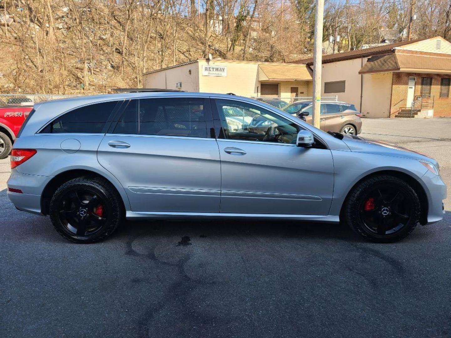 2011 SILVER MERCEDES-BENZ R-CLASS R350 4MATIC (4JGCB6FEXBA) with an 3.5L engine, Automatic transmission, located at 117 North Cameron Street, Harrisburg, PA, 17101, (717) 963-8962, 40.266762, -76.875259 - WE FINANCE!!! Good Credit/ Bad Credit/ No Credit - ALL Trade-Ins Welcomed!!! ***Guaranteed Credit Approval*** APPLY ONLINE or CALL us TODAY ;) Internet Prices and Marketplace Prices are SPECIAL discounted ***CASH DEALS*** Retail Prices are higher. Please call us to discuss your cash and finan - Photo#4