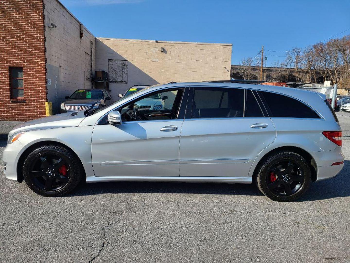 2011 SILVER MERCEDES-BENZ R-CLASS R350 4MATIC (4JGCB6FEXBA) with an 3.5L engine, Automatic transmission, located at 117 North Cameron Street, Harrisburg, PA, 17101, (717) 963-8962, 40.266762, -76.875259 - WE FINANCE!!! Good Credit/ Bad Credit/ No Credit - ALL Trade-Ins Welcomed!!! ***Guaranteed Credit Approval*** APPLY ONLINE or CALL us TODAY ;) Internet Prices and Marketplace Prices are SPECIAL discounted ***CASH DEALS*** Retail Prices are higher. Please call us to discuss your cash and finan - Photo#5