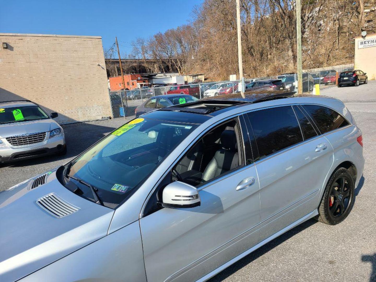 2011 SILVER MERCEDES-BENZ R-CLASS R350 4MATIC (4JGCB6FEXBA) with an 3.5L engine, Automatic transmission, located at 117 North Cameron Street, Harrisburg, PA, 17101, (717) 963-8962, 40.266762, -76.875259 - WE FINANCE!!! Good Credit/ Bad Credit/ No Credit - ALL Trade-Ins Welcomed!!! ***Guaranteed Credit Approval*** APPLY ONLINE or CALL us TODAY ;) Internet Prices and Marketplace Prices are SPECIAL discounted ***CASH DEALS*** Retail Prices are higher. Please call us to discuss your cash and finan - Photo#8