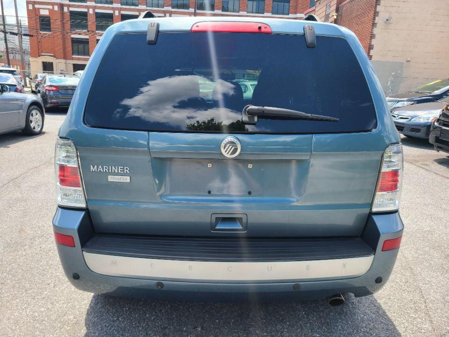 2011 BLUE MERCURY MARINER PREMIER (4M2CN9H73BK) with an 2.5L engine, Automatic transmission, located at 117 North Cameron Street, Harrisburg, PA, 17101, (717) 963-8962, 40.266762, -76.875259 - WE FINANCE!!! Good Credit/ Bad Credit/ No Credit - ALL Trade-Ins Welcomed!!! ***Guaranteed Credit Approval*** APPLY ONLINE or CALL us TODAY ;) Internet Prices and Marketplace Prices are SPECIAL discounted ***CASH DEALS*** Retail Prices are higher. Please call us to discuss your cash and finan - Photo#4