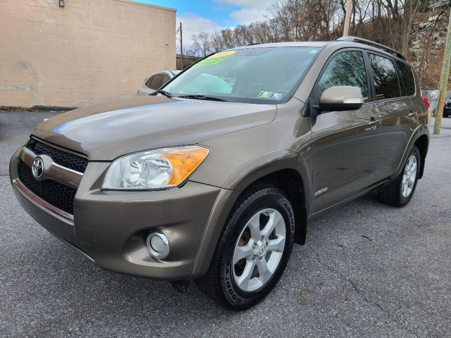 2011 SILVER TOYOTA RAV4 LIMITED (2T3DF4DV1BW) with an 2.5L engine, Automatic transmission, located at 7981 Paxton Street, Harrisburg, PA, 17111, (717) 561-2926, 40.261490, -76.749229 - WE FINANCE!!! Good Credit/ Bad Credit/ No Credit - ALL Trade-Ins Welcomed!!! ***Guaranteed Credit Approval*** APPLY ONLINE or CALL us TODAY ;) Internet Prices and Marketplace Prices are SPECIAL discounted ***CASH DEALS*** Retail Prices are higher. Please call us to discuss your cash and finan - Photo#0