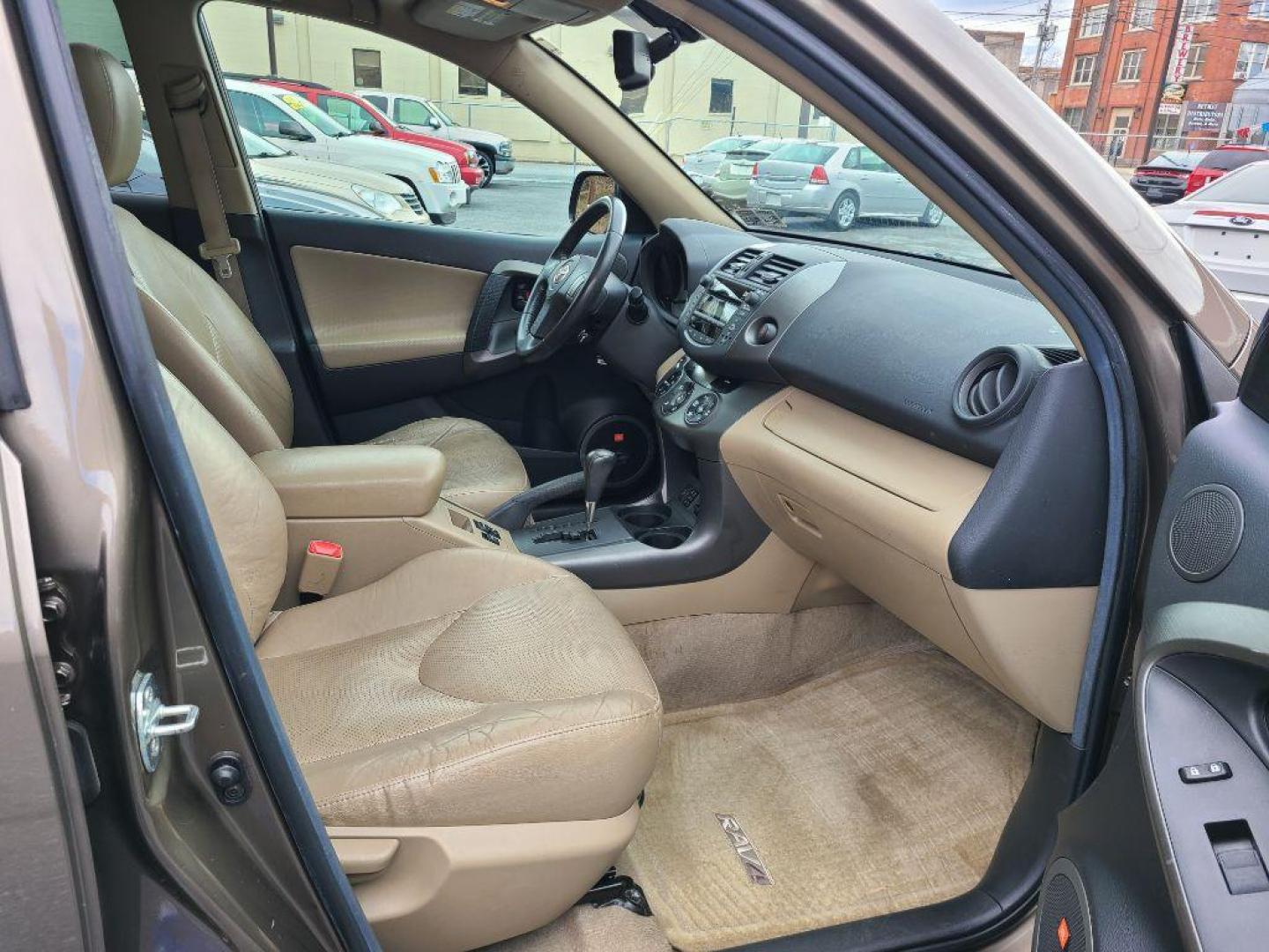 2011 SILVER TOYOTA RAV4 LIMITED (2T3DF4DV1BW) with an 2.5L engine, Automatic transmission, located at 7981 Paxton Street, Harrisburg, PA, 17111, (717) 561-2926, 40.261490, -76.749229 - WE FINANCE!!! Good Credit/ Bad Credit/ No Credit - ALL Trade-Ins Welcomed!!! ***Guaranteed Credit Approval*** APPLY ONLINE or CALL us TODAY ;) Internet Prices and Marketplace Prices are SPECIAL discounted ***CASH DEALS*** Retail Prices are higher. Please call us to discuss your cash and finan - Photo#9
