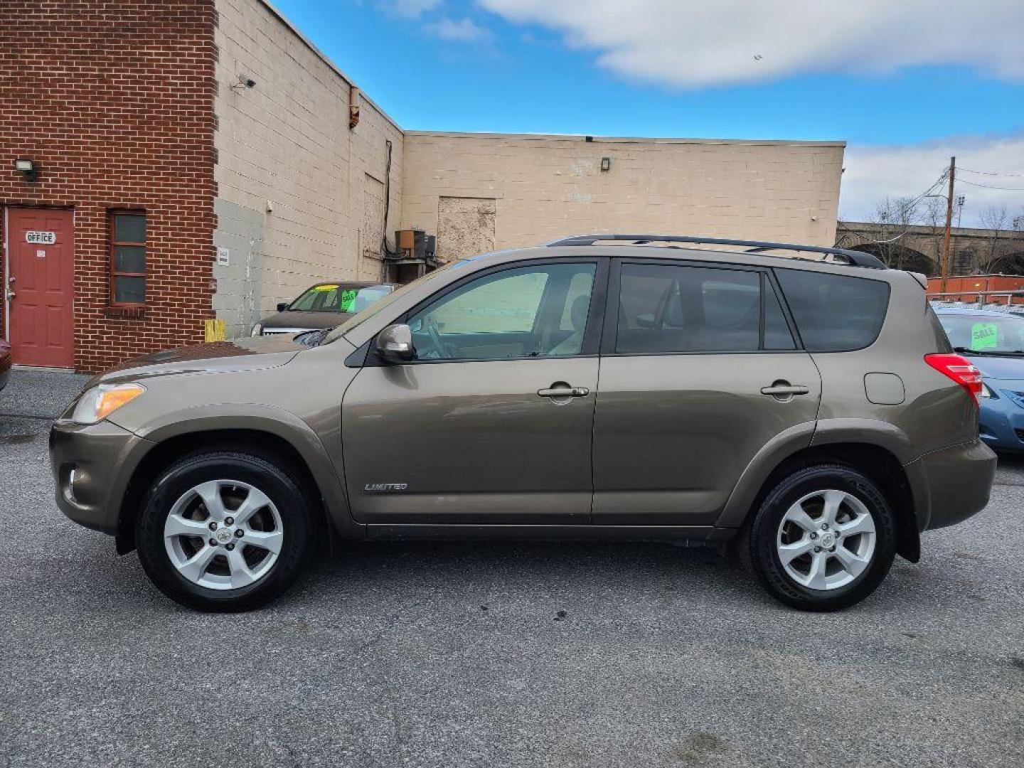 2011 SILVER TOYOTA RAV4 LIMITED (2T3DF4DV1BW) with an 2.5L engine, Automatic transmission, located at 7981 Paxton Street, Harrisburg, PA, 17111, (717) 561-2926, 40.261490, -76.749229 - WE FINANCE!!! Good Credit/ Bad Credit/ No Credit - ALL Trade-Ins Welcomed!!! ***Guaranteed Credit Approval*** APPLY ONLINE or CALL us TODAY ;) Internet Prices and Marketplace Prices are SPECIAL discounted ***CASH DEALS*** Retail Prices are higher. Please call us to discuss your cash and finan - Photo#1