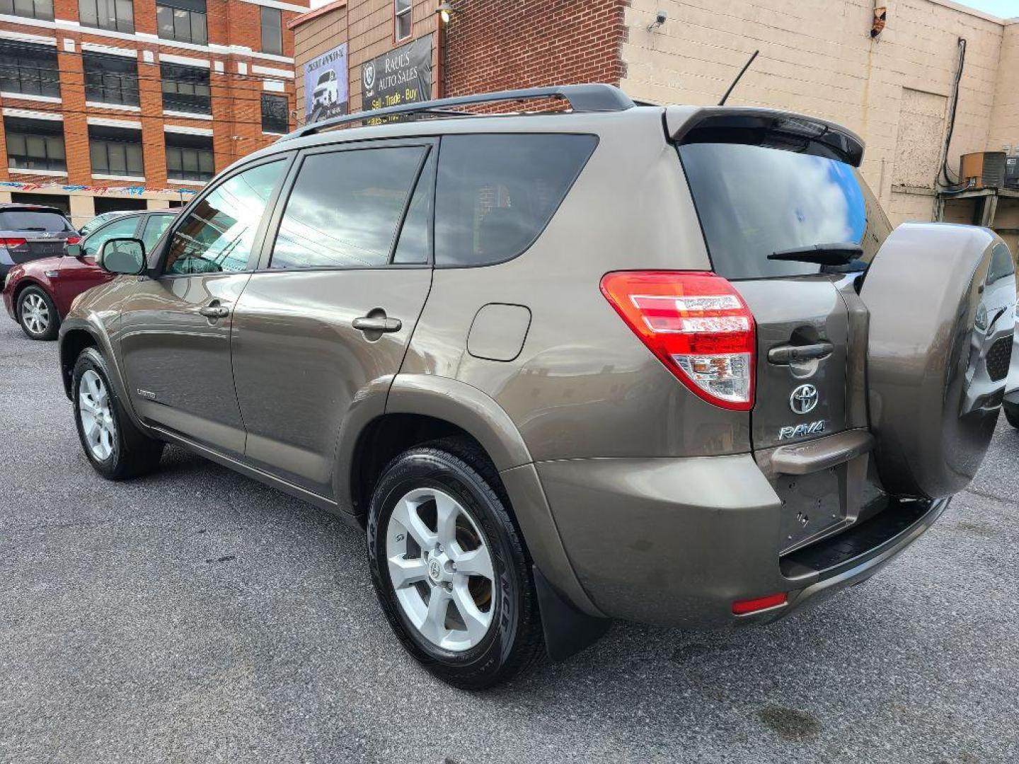 2011 SILVER TOYOTA RAV4 LIMITED (2T3DF4DV1BW) with an 2.5L engine, Automatic transmission, located at 7981 Paxton Street, Harrisburg, PA, 17111, (717) 561-2926, 40.261490, -76.749229 - WE FINANCE!!! Good Credit/ Bad Credit/ No Credit - ALL Trade-Ins Welcomed!!! ***Guaranteed Credit Approval*** APPLY ONLINE or CALL us TODAY ;) Internet Prices and Marketplace Prices are SPECIAL discounted ***CASH DEALS*** Retail Prices are higher. Please call us to discuss your cash and finan - Photo#2