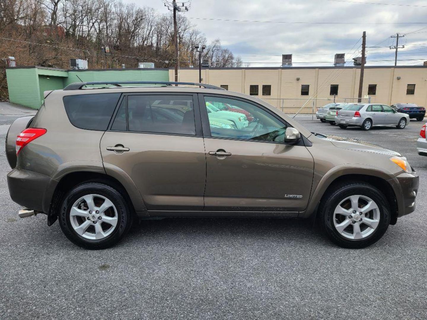 2011 SILVER TOYOTA RAV4 LIMITED (2T3DF4DV1BW) with an 2.5L engine, Automatic transmission, located at 7981 Paxton Street, Harrisburg, PA, 17111, (717) 561-2926, 40.261490, -76.749229 - WE FINANCE!!! Good Credit/ Bad Credit/ No Credit - ALL Trade-Ins Welcomed!!! ***Guaranteed Credit Approval*** APPLY ONLINE or CALL us TODAY ;) Internet Prices and Marketplace Prices are SPECIAL discounted ***CASH DEALS*** Retail Prices are higher. Please call us to discuss your cash and finan - Photo#4