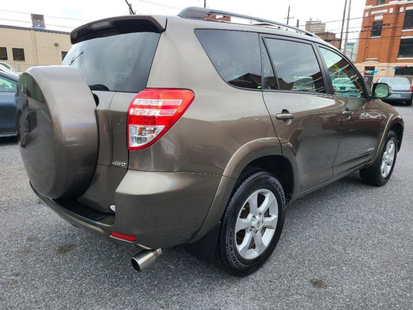 2011 SILVER TOYOTA RAV4 LIMITED (2T3DF4DV1BW) with an 2.5L engine, Automatic transmission, located at 7981 Paxton Street, Harrisburg, PA, 17111, (717) 561-2926, 40.261490, -76.749229 - WE FINANCE!!! Good Credit/ Bad Credit/ No Credit - ALL Trade-Ins Welcomed!!! ***Guaranteed Credit Approval*** APPLY ONLINE or CALL us TODAY ;) Internet Prices and Marketplace Prices are SPECIAL discounted ***CASH DEALS*** Retail Prices are higher. Please call us to discuss your cash and finan - Photo#7