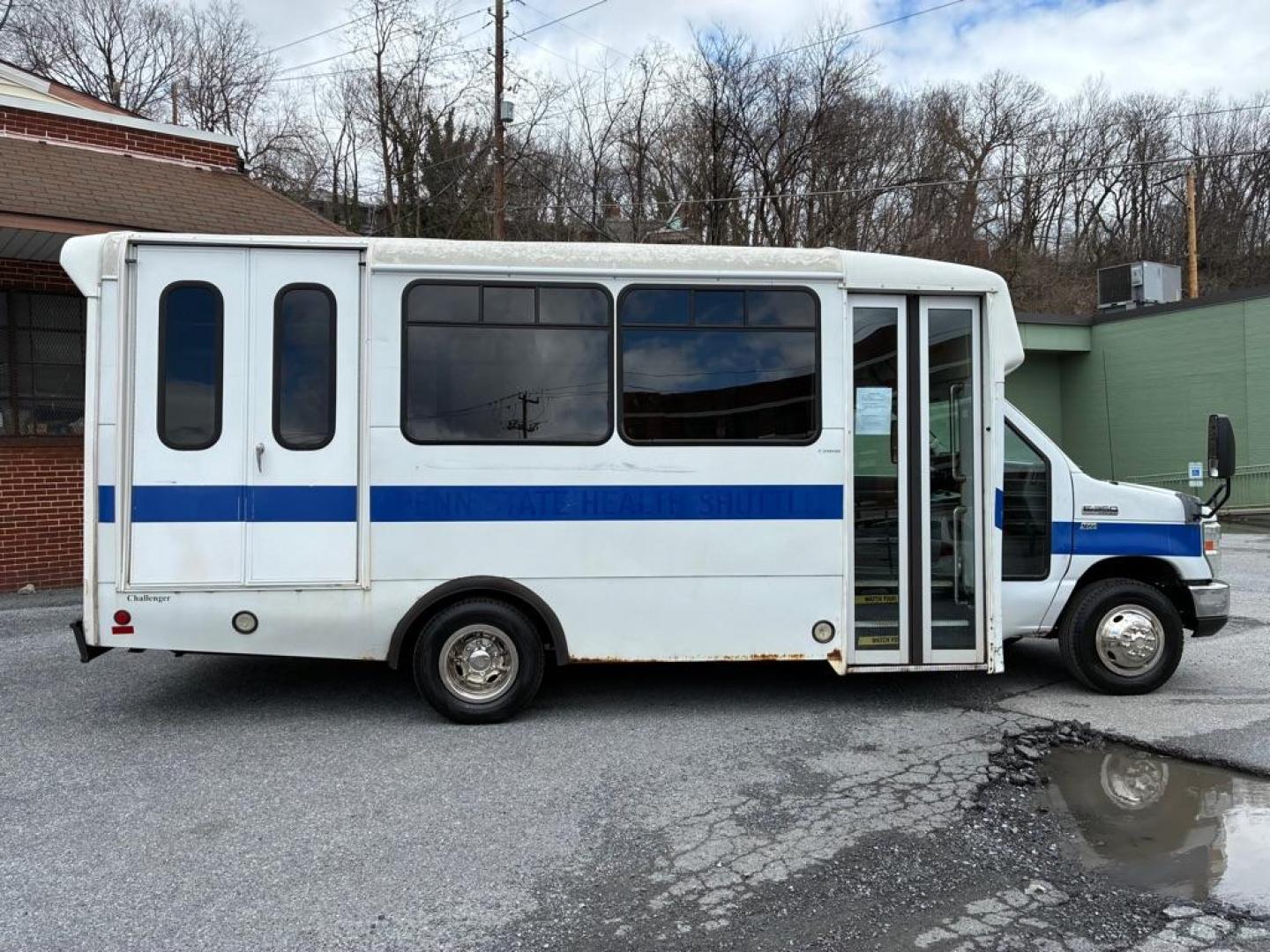 2012 WHITE FORD ECONOLINE E350 SUPER DUTY CUTAWAY VAN (1FDEE3FL7CD) with an 5.4L engine, Automatic transmission, located at 117 North Cameron Street, Harrisburg, PA, 17101, (717) 963-8962, 40.266762, -76.875259 - WE FINANCE!!! Good Credit/ Challenged Credit/ No Credit - ALL Trade-Ins Welcomed!!! APPLY ONLINE or CALL us TODAY ;) Please call us to discuss your cash and/or financing options. - Photo#5