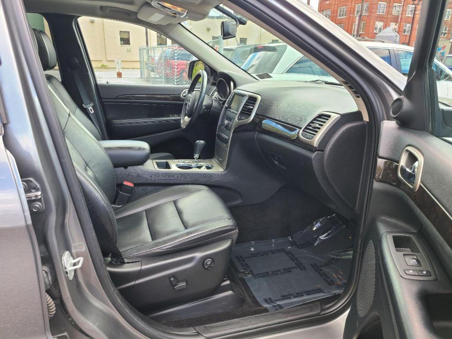 2012 GRAY JEEP GRAND CHEROKEE LAREDO (1C4RJFAG9CC) with an 3.6L engine, Automatic transmission, located at 117 North Cameron Street, Harrisburg, PA, 17101, (717) 963-8962, 40.266762, -76.875259 - WE FINANCE!!! Good Credit/ Bad Credit/ No Credit - ALL Trade-Ins Welcomed!!! ***Guaranteed Credit Approval*** APPLY ONLINE or CALL us TODAY ;) Internet Prices and Marketplace Prices are SPECIAL discounted ***CASH DEALS*** Retail Prices are higher. Please call us to discuss your cash and finan - Photo#10