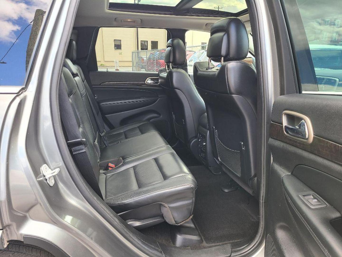2012 GRAY JEEP GRAND CHEROKEE LAREDO (1C4RJFAG9CC) with an 3.6L engine, Automatic transmission, located at 117 North Cameron Street, Harrisburg, PA, 17101, (717) 963-8962, 40.266762, -76.875259 - WE FINANCE!!! Good Credit/ Bad Credit/ No Credit - ALL Trade-Ins Welcomed!!! ***Guaranteed Credit Approval*** APPLY ONLINE or CALL us TODAY ;) Internet Prices and Marketplace Prices are SPECIAL discounted ***CASH DEALS*** Retail Prices are higher. Please call us to discuss your cash and finan - Photo#11