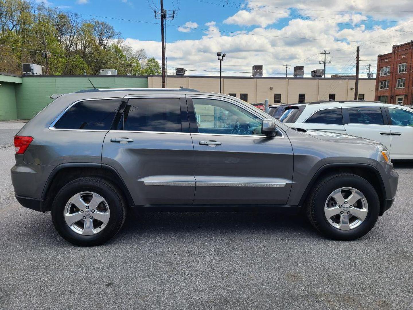 2012 GRAY JEEP GRAND CHEROKEE LAREDO (1C4RJFAG9CC) with an 3.6L engine, Automatic transmission, located at 117 North Cameron Street, Harrisburg, PA, 17101, (717) 963-8962, 40.266762, -76.875259 - WE FINANCE!!! Good Credit/ Bad Credit/ No Credit - ALL Trade-Ins Welcomed!!! ***Guaranteed Credit Approval*** APPLY ONLINE or CALL us TODAY ;) Internet Prices and Marketplace Prices are SPECIAL discounted ***CASH DEALS*** Retail Prices are higher. Please call us to discuss your cash and finan - Photo#4
