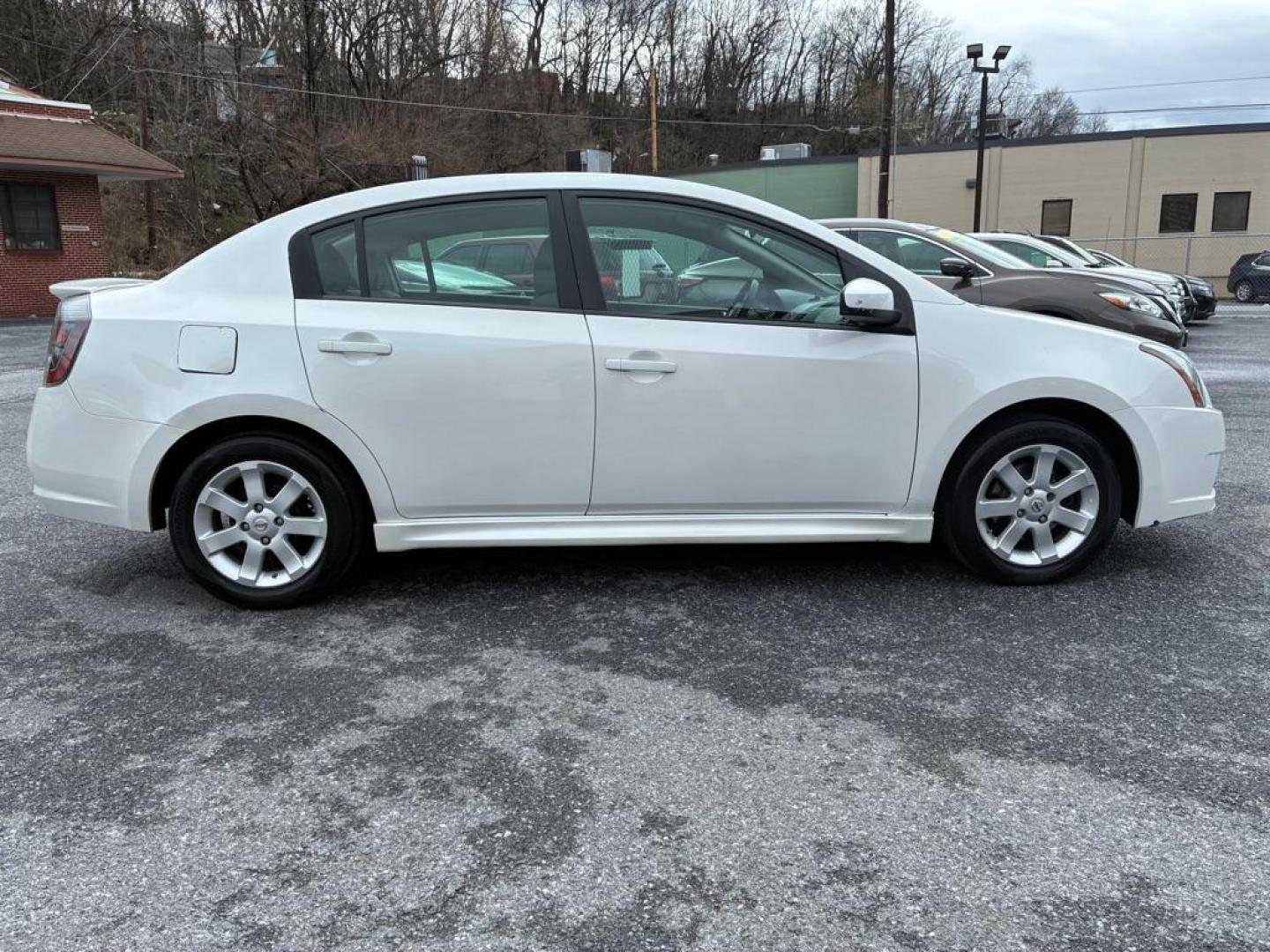 2012 WHITE NISSAN SENTRA SR 2.0 (3N1AB6AP1CL) with an 2.0L engine, Continuously Variable transmission, located at 117 North Cameron Street, Harrisburg, PA, 17101, (717) 963-8962, 40.266762, -76.875259 - WE FINANCE!!! Good Credit/ Challenged Credit/ No Credit - ALL Trade-Ins Welcomed!!! APPLY ONLINE or CALL us TODAY ;) Please call us to discuss your cash and/or financing options. - Photo#5