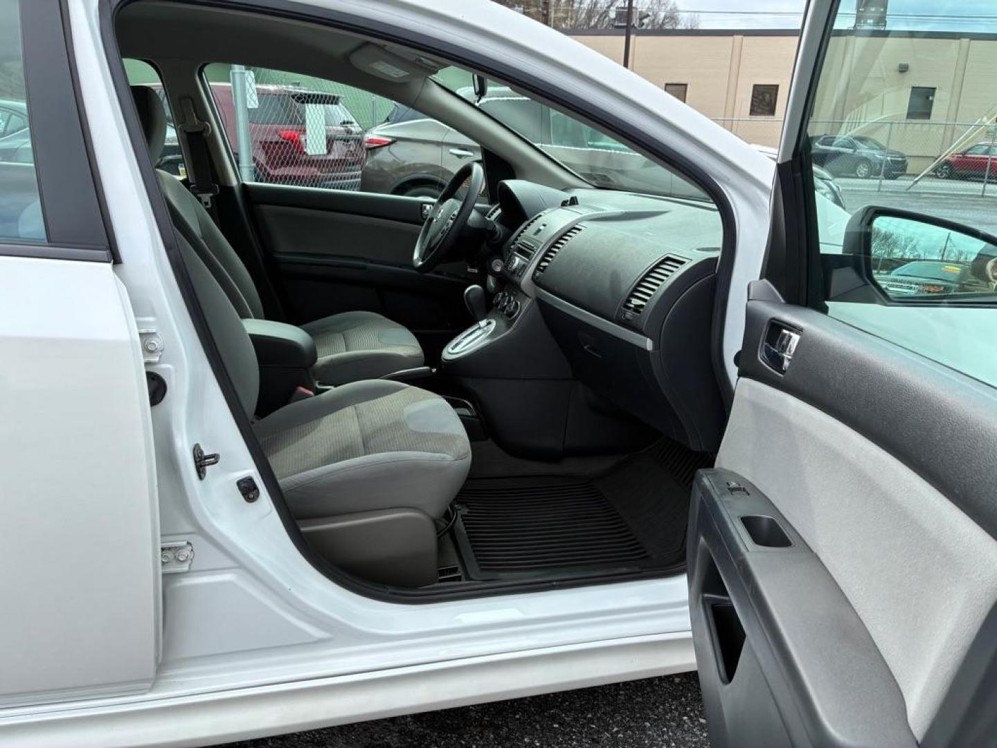 2012 WHITE NISSAN SENTRA SR 2.0 (3N1AB6AP1CL) with an 2.0L engine, Continuously Variable transmission, located at 117 North Cameron Street, Harrisburg, PA, 17101, (717) 963-8962, 40.266762, -76.875259 - WE FINANCE!!! Good Credit/ Challenged Credit/ No Credit - ALL Trade-Ins Welcomed!!! APPLY ONLINE or CALL us TODAY ;) Please call us to discuss your cash and/or financing options. - Photo#8