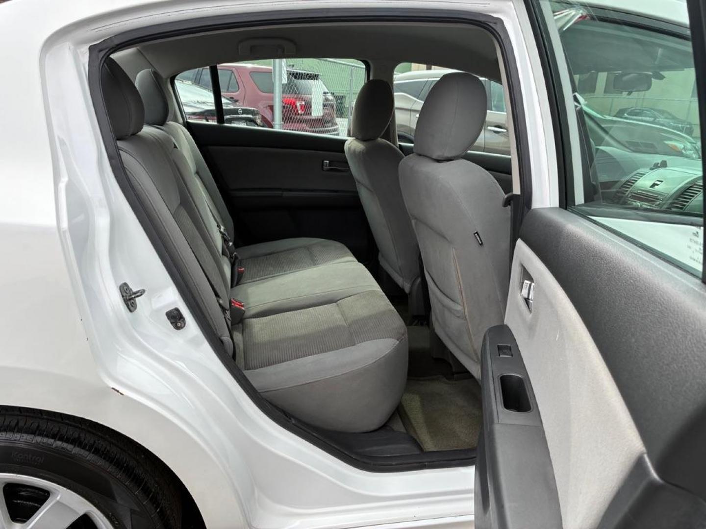2012 WHITE NISSAN SENTRA SR 2.0 (3N1AB6AP1CL) with an 2.0L engine, Continuously Variable transmission, located at 117 North Cameron Street, Harrisburg, PA, 17101, (717) 963-8962, 40.266762, -76.875259 - WE FINANCE!!! Good Credit/ Challenged Credit/ No Credit - ALL Trade-Ins Welcomed!!! APPLY ONLINE or CALL us TODAY ;) Please call us to discuss your cash and/or financing options. - Photo#9