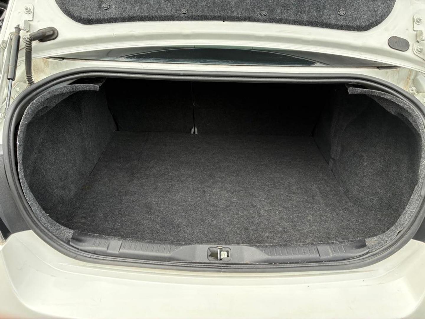 2012 WHITE NISSAN SENTRA SR 2.0 (3N1AB6AP1CL) with an 2.0L engine, Continuously Variable transmission, located at 117 North Cameron Street, Harrisburg, PA, 17101, (717) 963-8962, 40.266762, -76.875259 - WE FINANCE!!! Good Credit/ Challenged Credit/ No Credit - ALL Trade-Ins Welcomed!!! APPLY ONLINE or CALL us TODAY ;) Please call us to discuss your cash and/or financing options. - Photo#10