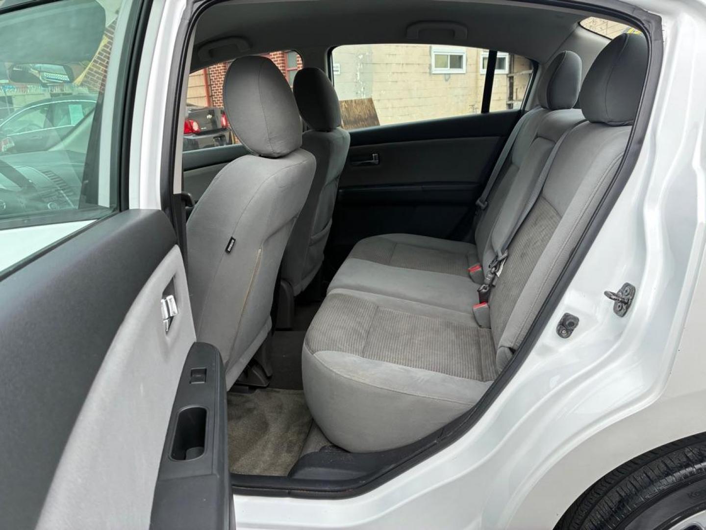 2012 WHITE NISSAN SENTRA SR 2.0 (3N1AB6AP1CL) with an 2.0L engine, Continuously Variable transmission, located at 117 North Cameron Street, Harrisburg, PA, 17101, (717) 963-8962, 40.266762, -76.875259 - WE FINANCE!!! Good Credit/ Challenged Credit/ No Credit - ALL Trade-Ins Welcomed!!! APPLY ONLINE or CALL us TODAY ;) Please call us to discuss your cash and/or financing options. - Photo#11