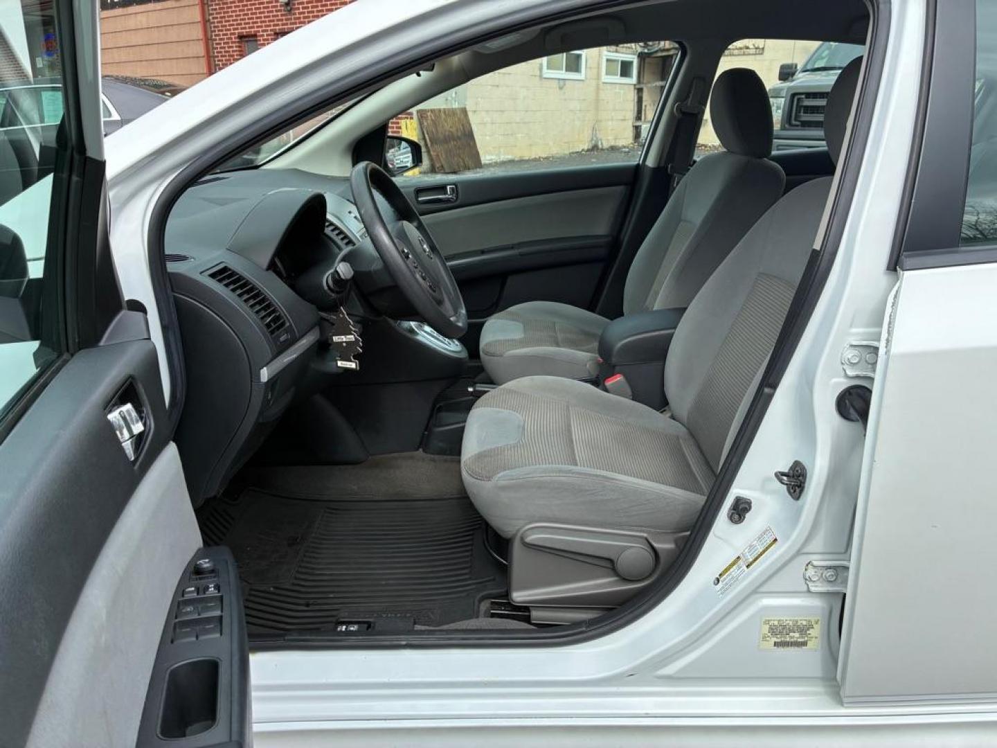 2012 WHITE NISSAN SENTRA SR 2.0 (3N1AB6AP1CL) with an 2.0L engine, Continuously Variable transmission, located at 117 North Cameron Street, Harrisburg, PA, 17101, (717) 963-8962, 40.266762, -76.875259 - WE FINANCE!!! Good Credit/ Challenged Credit/ No Credit - ALL Trade-Ins Welcomed!!! APPLY ONLINE or CALL us TODAY ;) Please call us to discuss your cash and/or financing options. - Photo#13