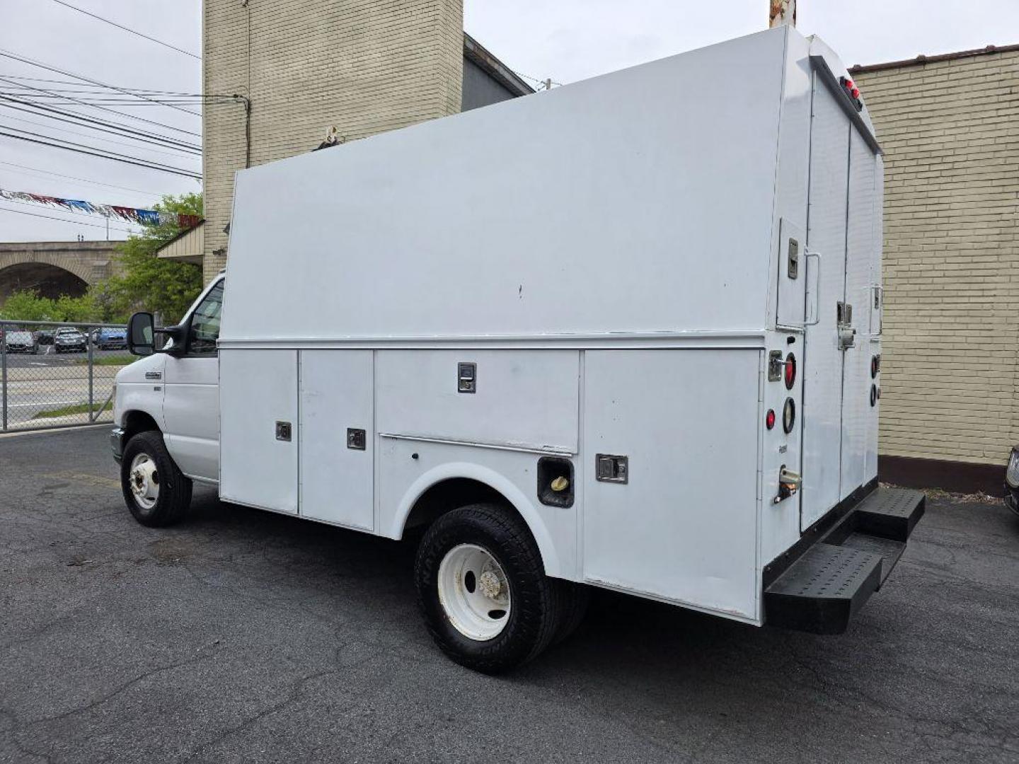 2013 WHITE FORD ECONOLINE E350 SUPER DUTY CUTAWAY VAN (1FDWE3FL6DD) with an 5.4L engine, Automatic transmission, located at 117 North Cameron Street, Harrisburg, PA, 17101, (717) 963-8962, 40.266762, -76.875259 - WE FINANCE!!! Good Credit/ Challenged Credit/ No Credit - ALL Trade-Ins Welcomed!!! APPLY ONLINE or CALL us TODAY ;) Please call us to discuss your cash and/or financing options. - Photo#2