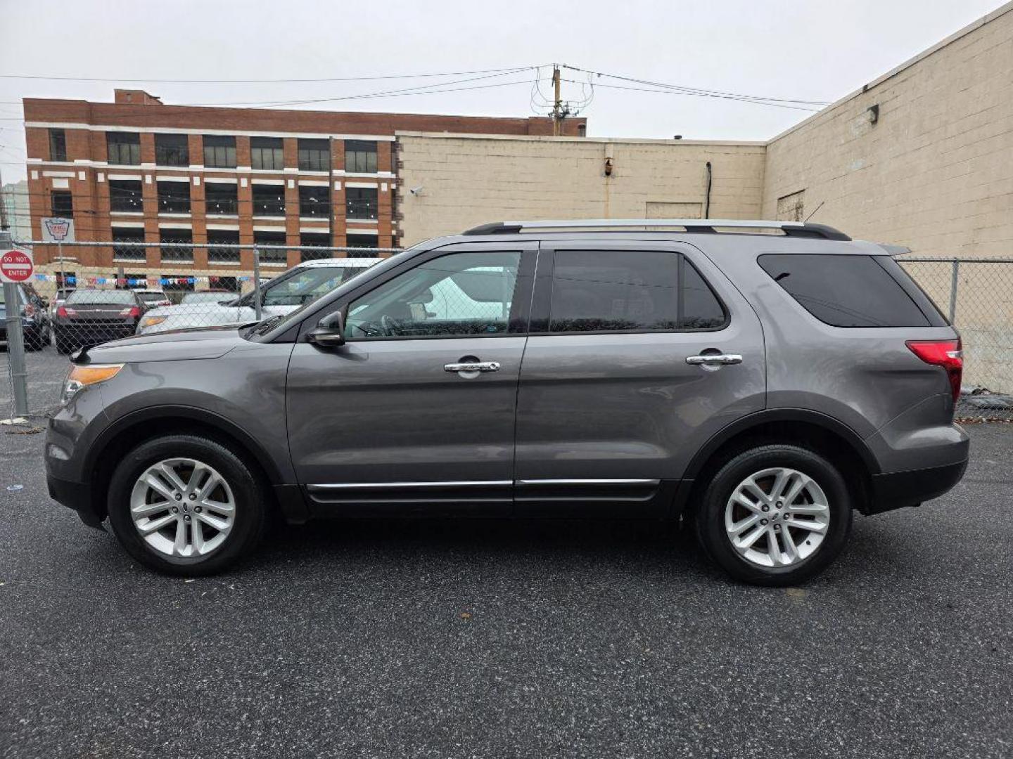 2013 GRAY FORD EXPLORER XLT (1FM5K8D84DG) with an 3.5L engine, Automatic transmission, located at 117 North Cameron Street, Harrisburg, PA, 17101, (717) 963-8962, 40.266762, -76.875259 - WE FINANCE!!! Good Credit/ Challenged Credit/ No Credit - ALL Trade-Ins Welcomed!!! APPLY ONLINE or CALL us TODAY ;) Please call us to discuss your cash and/or financing options. - Photo#1