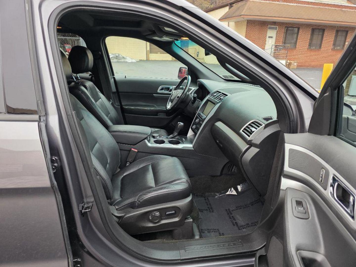 2013 GRAY FORD EXPLORER XLT (1FM5K8D84DG) with an 3.5L engine, Automatic transmission, located at 117 North Cameron Street, Harrisburg, PA, 17101, (717) 963-8962, 40.266762, -76.875259 - WE FINANCE!!! Good Credit/ Challenged Credit/ No Credit - ALL Trade-Ins Welcomed!!! APPLY ONLINE or CALL us TODAY ;) Please call us to discuss your cash and/or financing options. - Photo#15