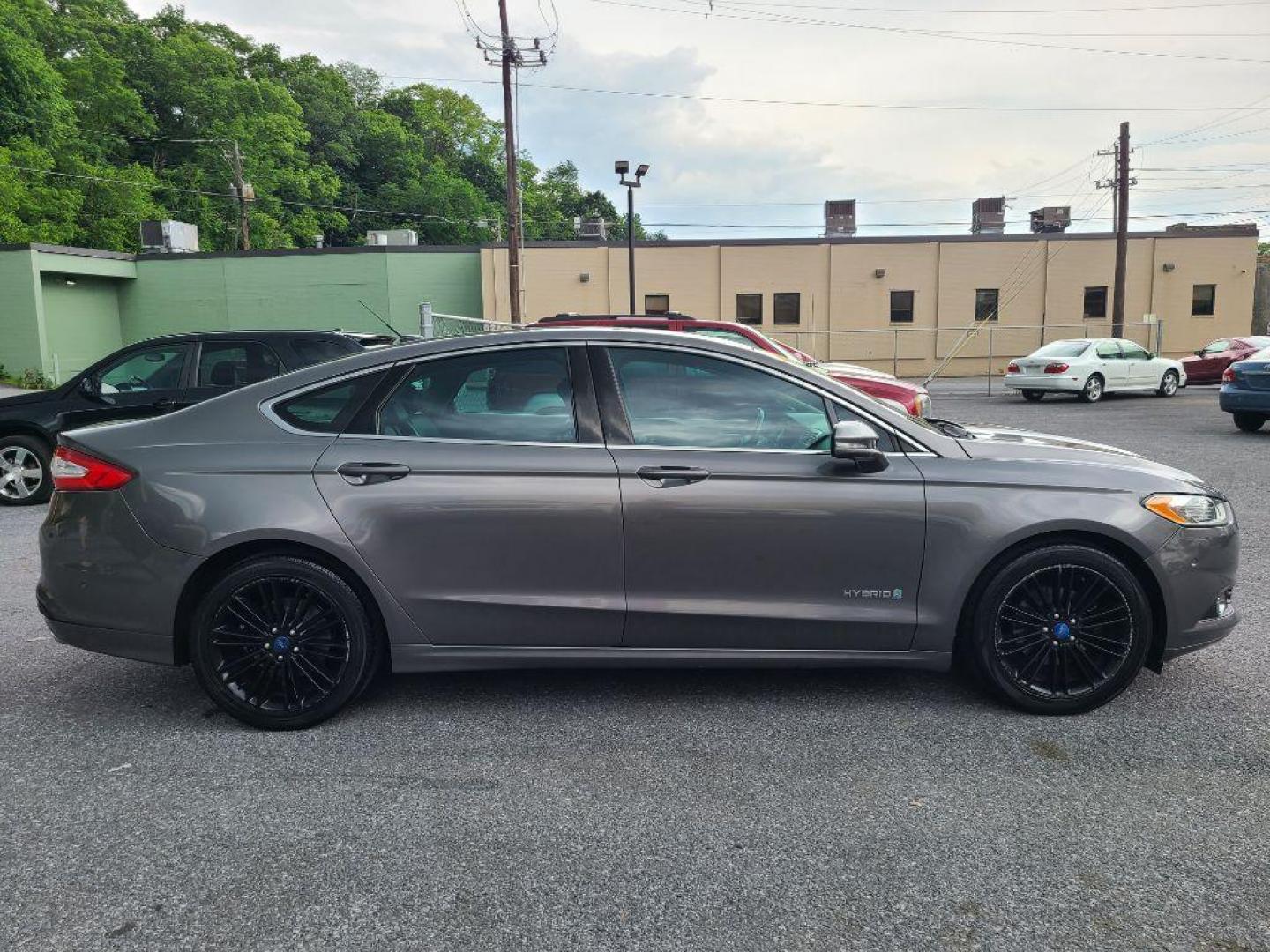2013 GRAY FORD FUSION SE HYBRID (3FA6P0LU8DR) with an 2.0L engine, Continuously Variable transmission, located at 117 North Cameron Street, Harrisburg, PA, 17101, (717) 963-8962, 40.266762, -76.875259 - WE FINANCE!!! Good Credit/ Bad Credit/ No Credit - ALL Trade-Ins Welcomed!!! ***Guaranteed Credit Approval*** APPLY ONLINE or CALL us TODAY ;) Internet Prices and Marketplace Prices are SPECIAL discounted ***CASH DEALS*** Retail Prices are higher. Please call us to discuss your cash and finan - Photo#4