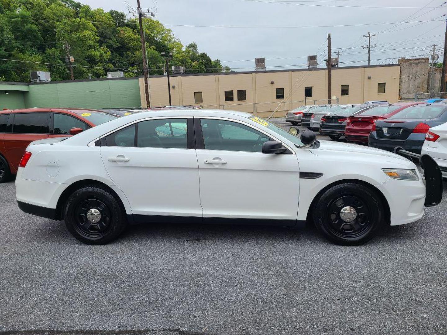 2013 WHITE FORD TAURUS POLICE INTERCEPTOR (1FAHP2MK8DG) with an 3.7L engine, Automatic transmission, located at 117 North Cameron Street, Harrisburg, PA, 17101, (717) 963-8962, 40.266762, -76.875259 - WE FINANCE!!! Good Credit/ Bad Credit/ No Credit - ALL Trade-Ins Welcomed!!! ***Guaranteed Credit Approval*** APPLY ONLINE or CALL us TODAY ;) Internet Prices and Marketplace Prices are SPECIAL discounted ***CASH DEALS*** Retail Prices are higher. Please call us to discuss your cash and finan - Photo#5