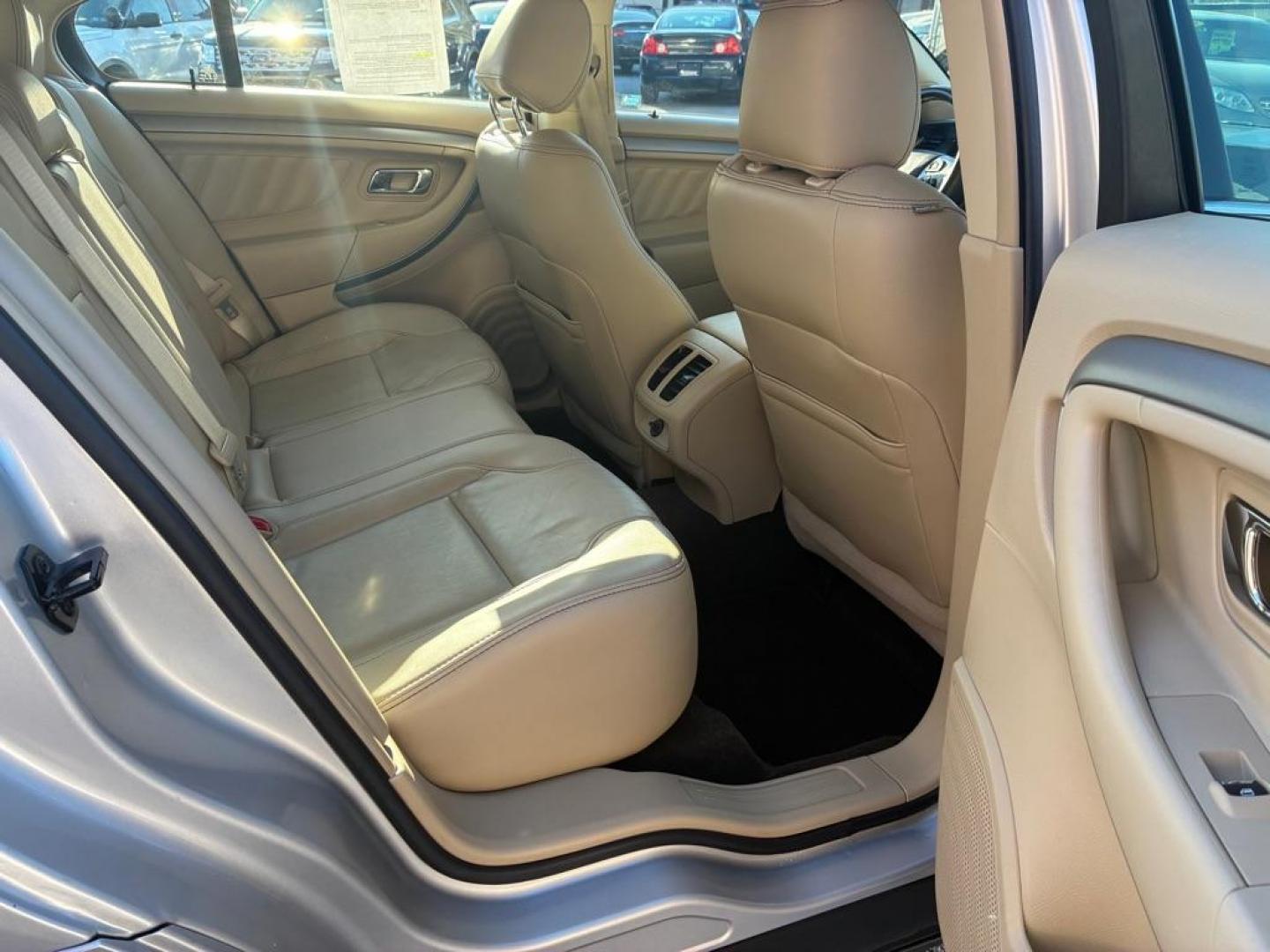 2013 SILVER FORD TAURUS SEL (1FAHP2E85DG) with an 3.5L engine, Automatic transmission, located at 117 North Cameron Street, Harrisburg, PA, 17101, (717) 963-8962, 40.266762, -76.875259 - WE FINANCE!!! Good Credit/ Challenged Credit/ No Credit - ALL Trade-Ins Welcomed!!! APPLY ONLINE or CALL us TODAY ;) Please call us to discuss your cash and/or financing options. - Photo#8