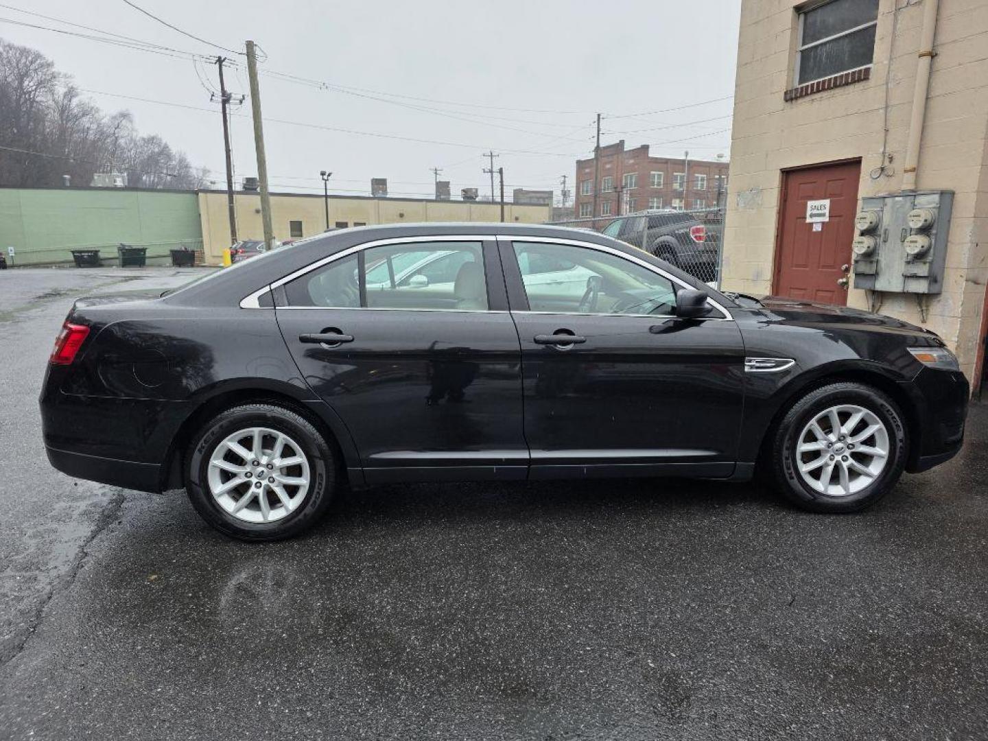 2013 BLACK FORD TAURUS SE (1FAHP2D87DG) with an 3.5L engine, Automatic transmission, located at 117 North Cameron Street, Harrisburg, PA, 17101, (717) 963-8962, 40.266762, -76.875259 - WE FINANCE!!! Good Credit/ Challenged Credit/ No Credit - ALL Trade-Ins Welcomed!!! APPLY ONLINE or CALL us TODAY ;) Please call us to discuss your cash and/or financing options. - Photo#5