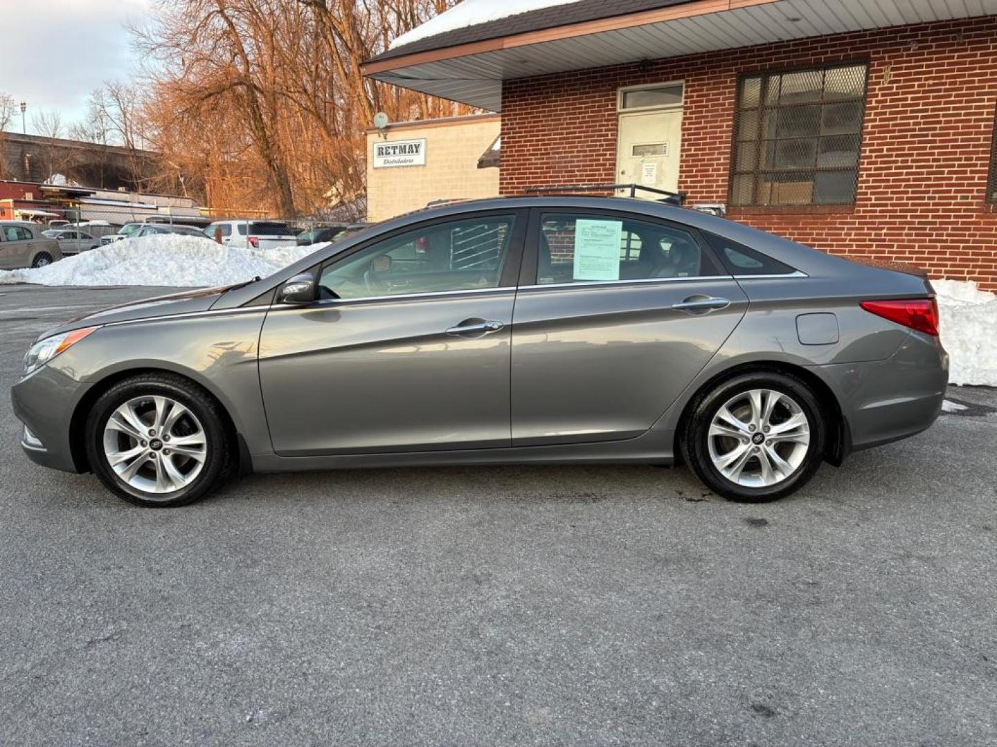 2013 GRAY HYUNDAI SONATA LIMITED (5NPEC4AC8DH) with an 2.4L engine, Automatic transmission, located at 117 North Cameron Street, Harrisburg, PA, 17101, (717) 963-8962, 40.266762, -76.875259 - WE FINANCE!!! Good Credit/ Challenged Credit/ No Credit - ALL Trade-Ins Welcomed!!! APPLY ONLINE or CALL us TODAY ;) Please call us to discuss your cash and/or financing options. - Photo#1