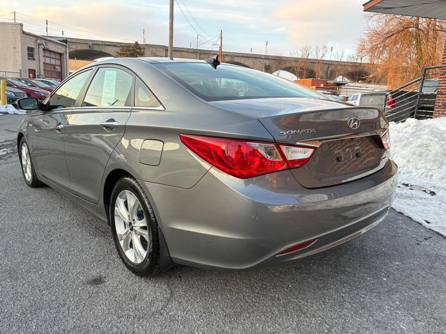 2013 GRAY HYUNDAI SONATA LIMITED (5NPEC4AC8DH) with an 2.4L engine, Automatic transmission, located at 117 North Cameron Street, Harrisburg, PA, 17101, (717) 963-8962, 40.266762, -76.875259 - WE FINANCE!!! Good Credit/ Challenged Credit/ No Credit - ALL Trade-Ins Welcomed!!! APPLY ONLINE or CALL us TODAY ;) Please call us to discuss your cash and/or financing options. - Photo#2