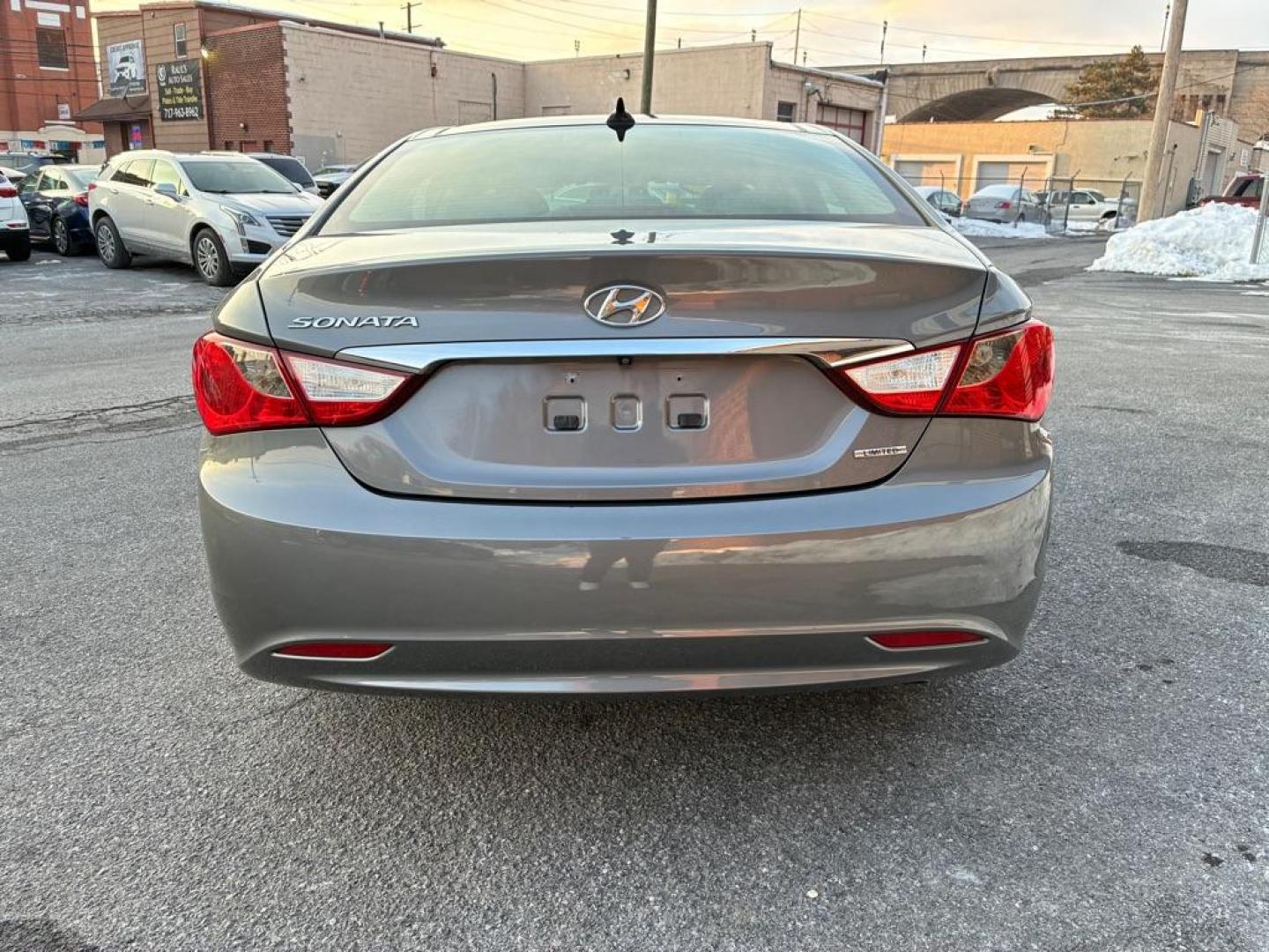 2013 GRAY HYUNDAI SONATA LIMITED (5NPEC4AC8DH) with an 2.4L engine, Automatic transmission, located at 117 North Cameron Street, Harrisburg, PA, 17101, (717) 963-8962, 40.266762, -76.875259 - WE FINANCE!!! Good Credit/ Challenged Credit/ No Credit - ALL Trade-Ins Welcomed!!! APPLY ONLINE or CALL us TODAY ;) Please call us to discuss your cash and/or financing options. - Photo#3