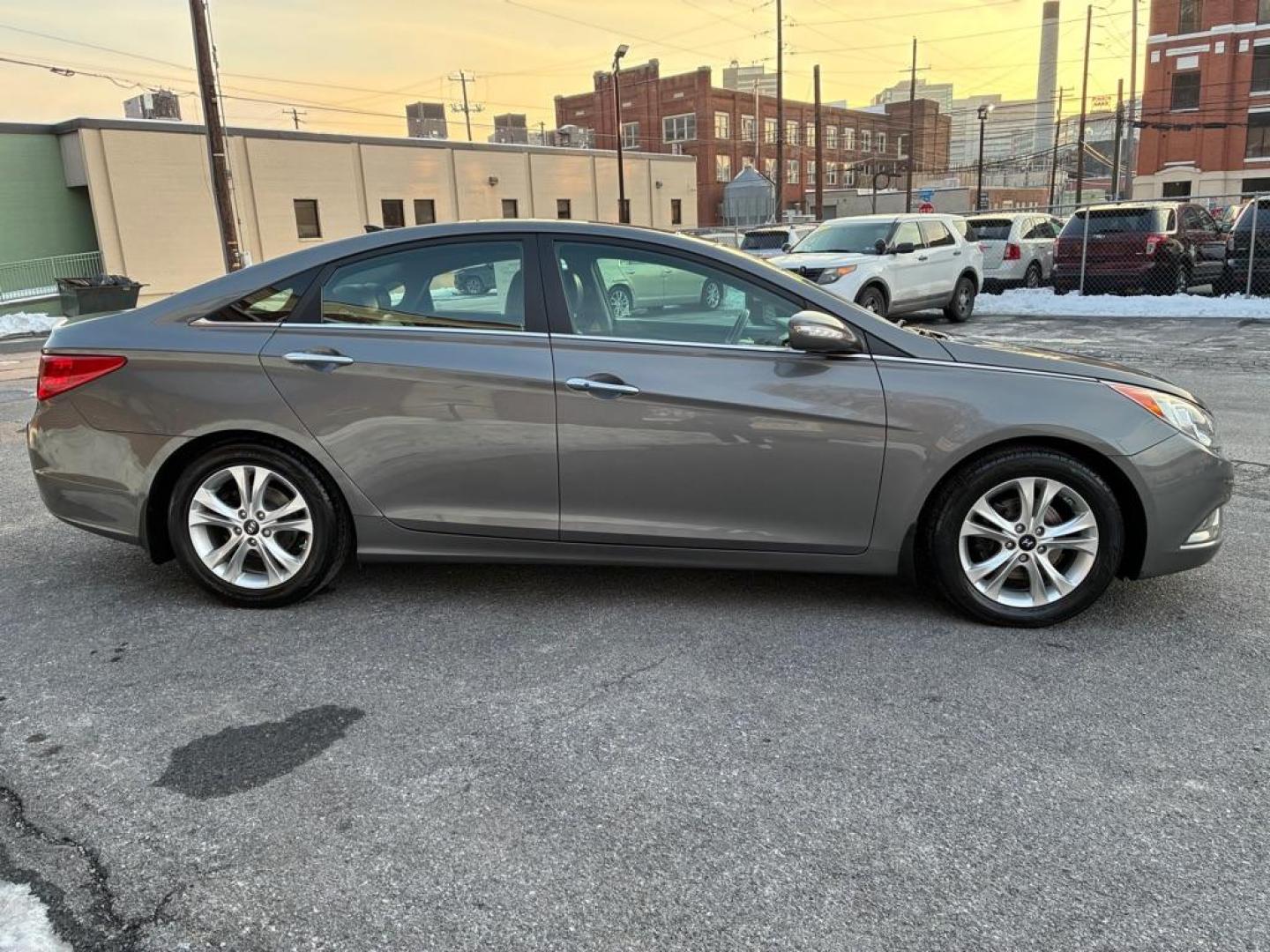 2013 GRAY HYUNDAI SONATA LIMITED (5NPEC4AC8DH) with an 2.4L engine, Automatic transmission, located at 117 North Cameron Street, Harrisburg, PA, 17101, (717) 963-8962, 40.266762, -76.875259 - WE FINANCE!!! Good Credit/ Challenged Credit/ No Credit - ALL Trade-Ins Welcomed!!! APPLY ONLINE or CALL us TODAY ;) Please call us to discuss your cash and/or financing options. - Photo#4