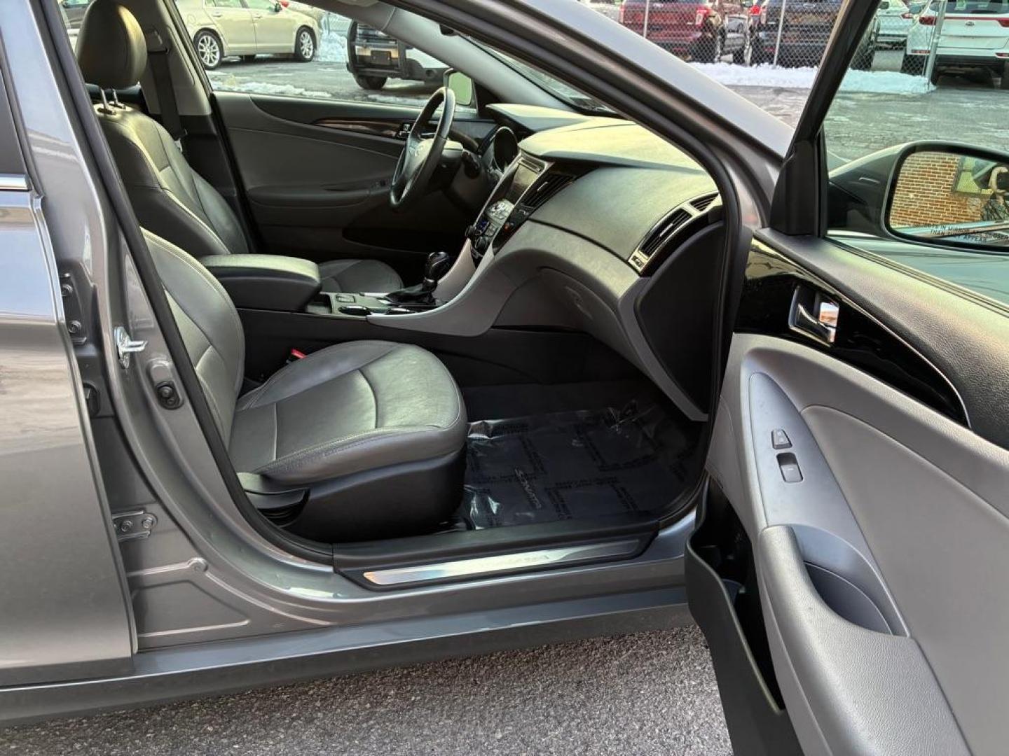 2013 GRAY HYUNDAI SONATA LIMITED (5NPEC4AC8DH) with an 2.4L engine, Automatic transmission, located at 117 North Cameron Street, Harrisburg, PA, 17101, (717) 963-8962, 40.266762, -76.875259 - WE FINANCE!!! Good Credit/ Challenged Credit/ No Credit - ALL Trade-Ins Welcomed!!! APPLY ONLINE or CALL us TODAY ;) Please call us to discuss your cash and/or financing options. - Photo#7