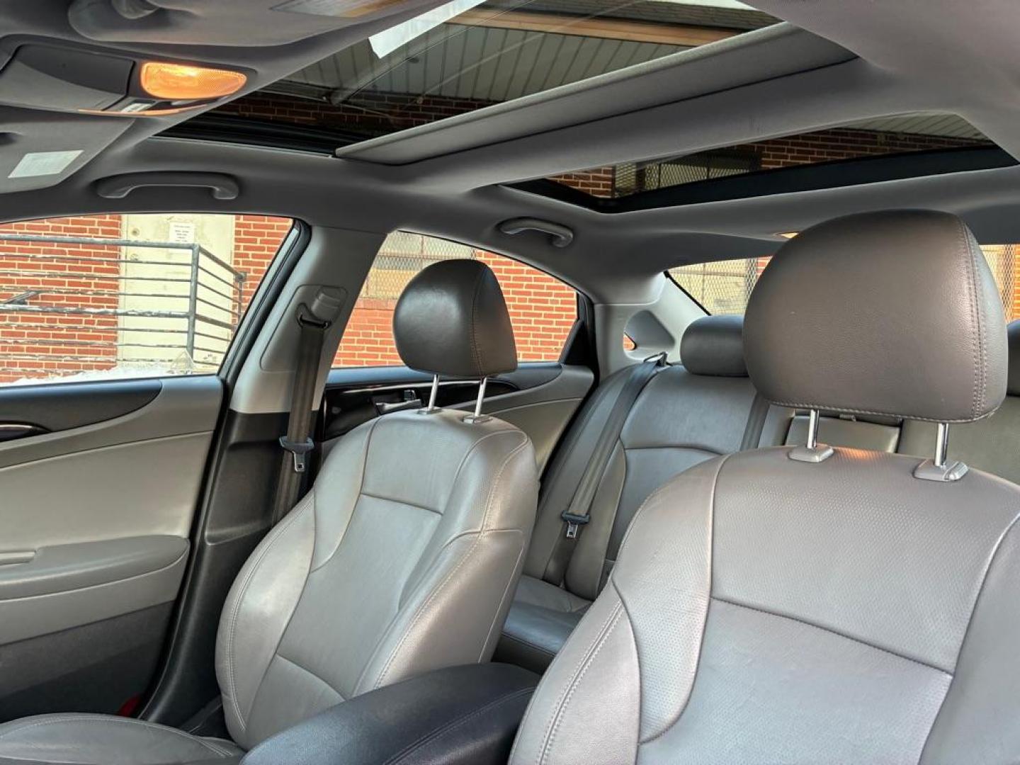 2013 GRAY HYUNDAI SONATA LIMITED (5NPEC4AC8DH) with an 2.4L engine, Automatic transmission, located at 117 North Cameron Street, Harrisburg, PA, 17101, (717) 963-8962, 40.266762, -76.875259 - WE FINANCE!!! Good Credit/ Challenged Credit/ No Credit - ALL Trade-Ins Welcomed!!! APPLY ONLINE or CALL us TODAY ;) Please call us to discuss your cash and/or financing options. - Photo#10