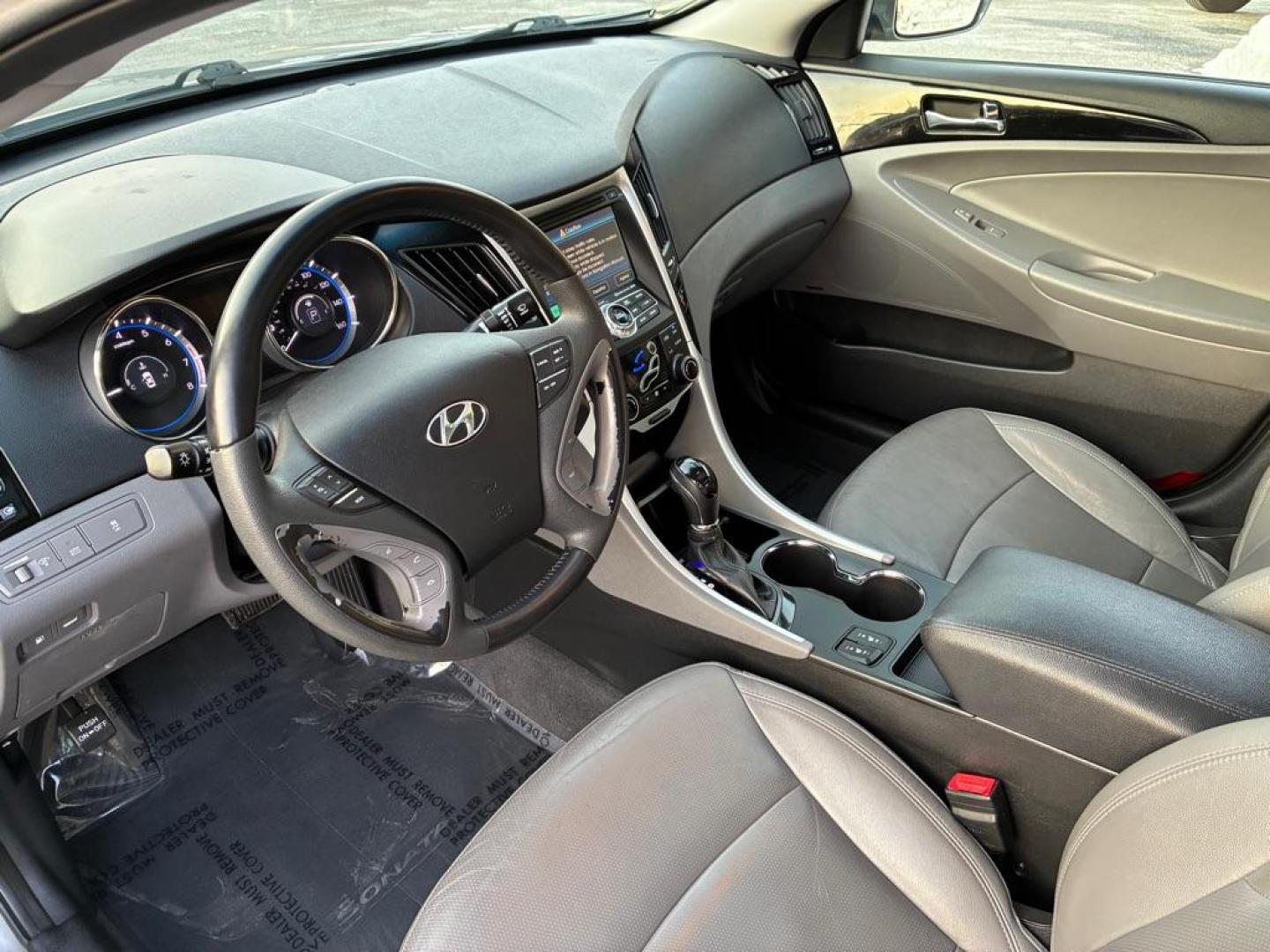 2013 GRAY HYUNDAI SONATA LIMITED (5NPEC4AC8DH) with an 2.4L engine, Automatic transmission, located at 117 North Cameron Street, Harrisburg, PA, 17101, (717) 963-8962, 40.266762, -76.875259 - WE FINANCE!!! Good Credit/ Challenged Credit/ No Credit - ALL Trade-Ins Welcomed!!! APPLY ONLINE or CALL us TODAY ;) Please call us to discuss your cash and/or financing options. - Photo#13