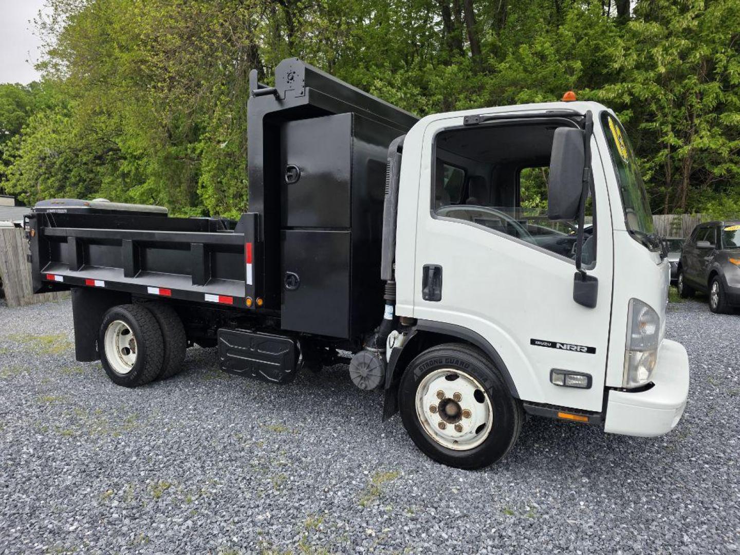 2013 WHITE ISUZU NRR DSL REG WHITE CAB IBT AIR PWL (JALE5W160D7) with an 5.2L engine, Automatic transmission, located at 117 North Cameron Street, Harrisburg, PA, 17101, (717) 963-8962, 40.266762, -76.875259 - WE FINANCE!!! Good Credit/ Challenged Credit/ No Credit - ALL Trade-Ins Welcomed!!! APPLY ONLINE or CALL us TODAY ;) Please call us to discuss your cash and/or financing options. - Photo#8