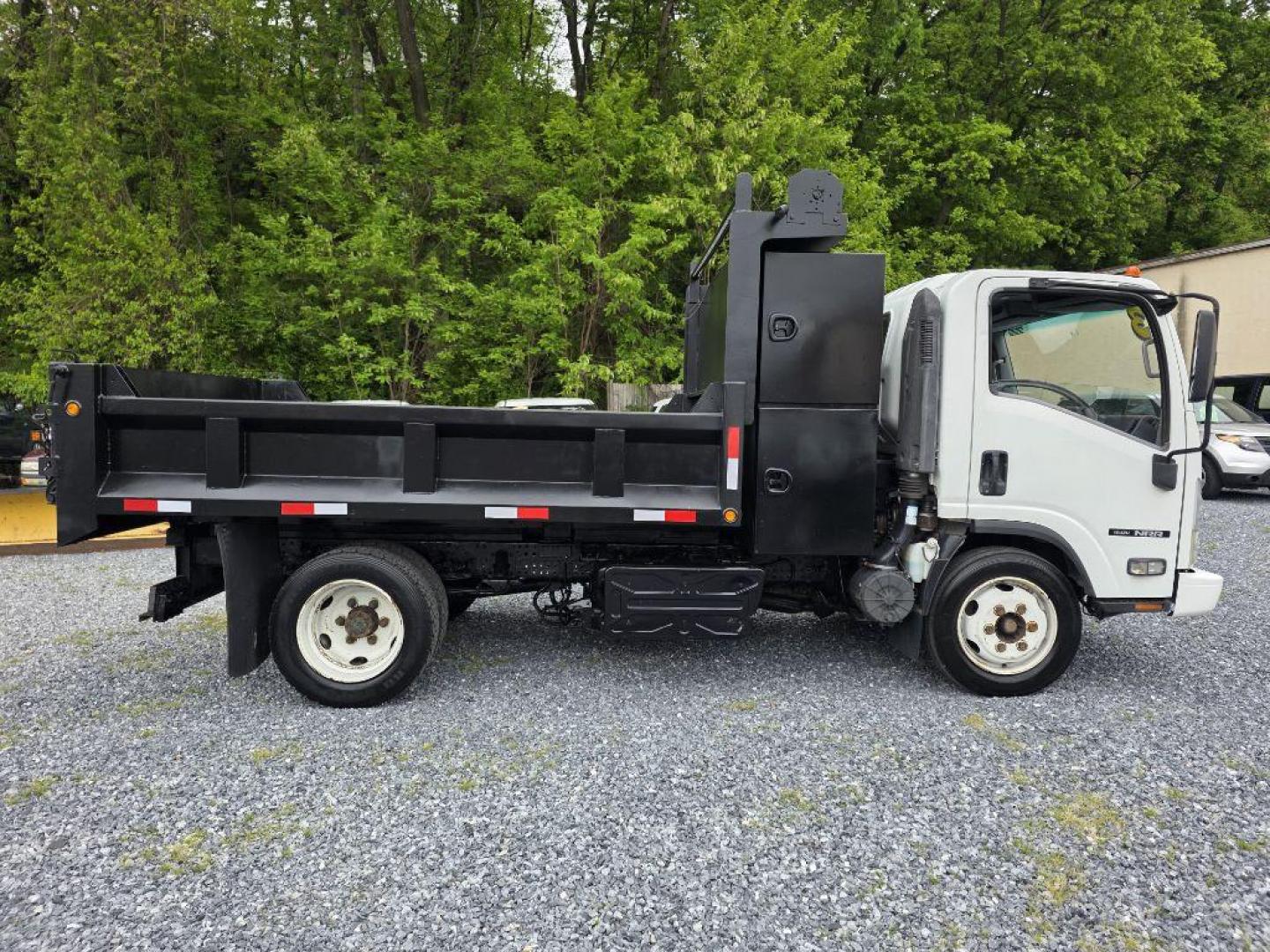 2013 WHITE ISUZU NRR DSL REG WHITE CAB IBT AIR PWL (JALE5W160D7) with an 5.2L engine, Automatic transmission, located at 117 North Cameron Street, Harrisburg, PA, 17101, (717) 963-8962, 40.266762, -76.875259 - WE FINANCE!!! Good Credit/ Challenged Credit/ No Credit - ALL Trade-Ins Welcomed!!! APPLY ONLINE or CALL us TODAY ;) Please call us to discuss your cash and/or financing options. - Photo#9