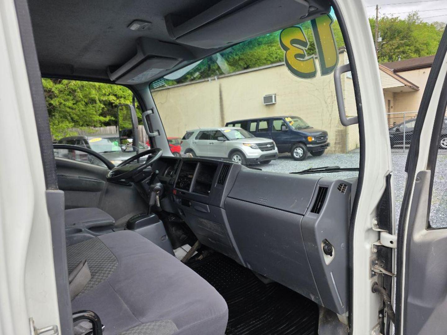 2013 WHITE ISUZU NRR DSL REG WHITE CAB IBT AIR PWL (JALE5W160D7) with an 5.2L engine, Automatic transmission, located at 117 North Cameron Street, Harrisburg, PA, 17101, (717) 963-8962, 40.266762, -76.875259 - WE FINANCE!!! Good Credit/ Challenged Credit/ No Credit - ALL Trade-Ins Welcomed!!! APPLY ONLINE or CALL us TODAY ;) Please call us to discuss your cash and/or financing options. - Photo#11